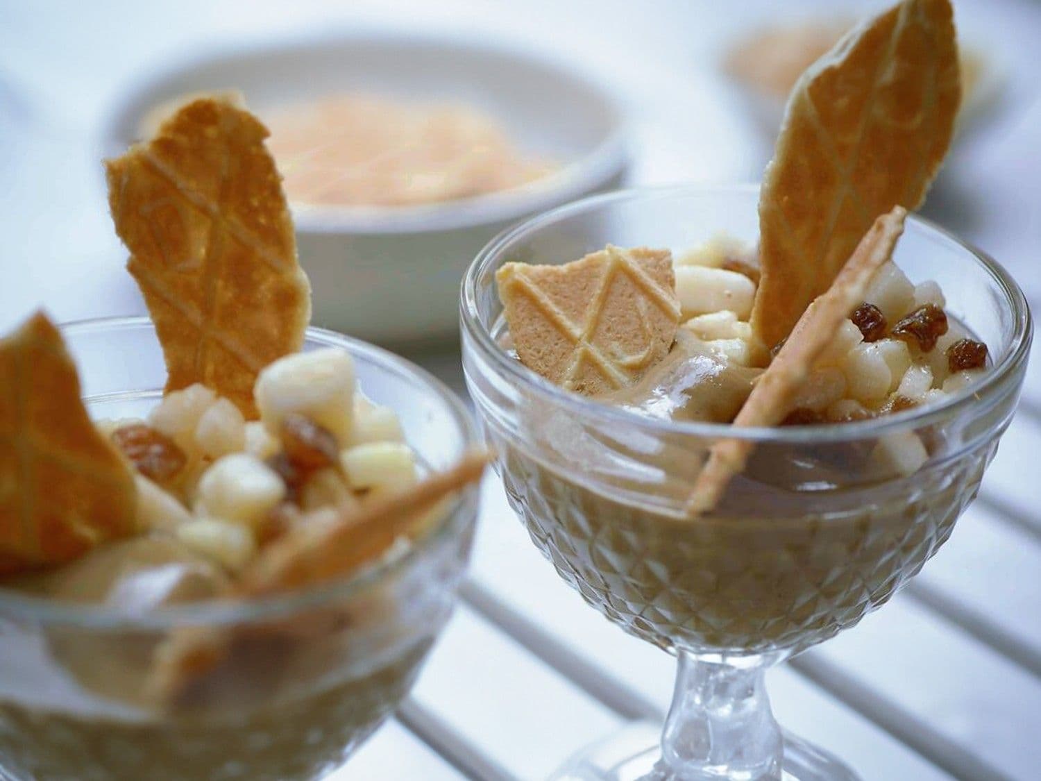 Mokkapudding met peer en boterwafeltjes