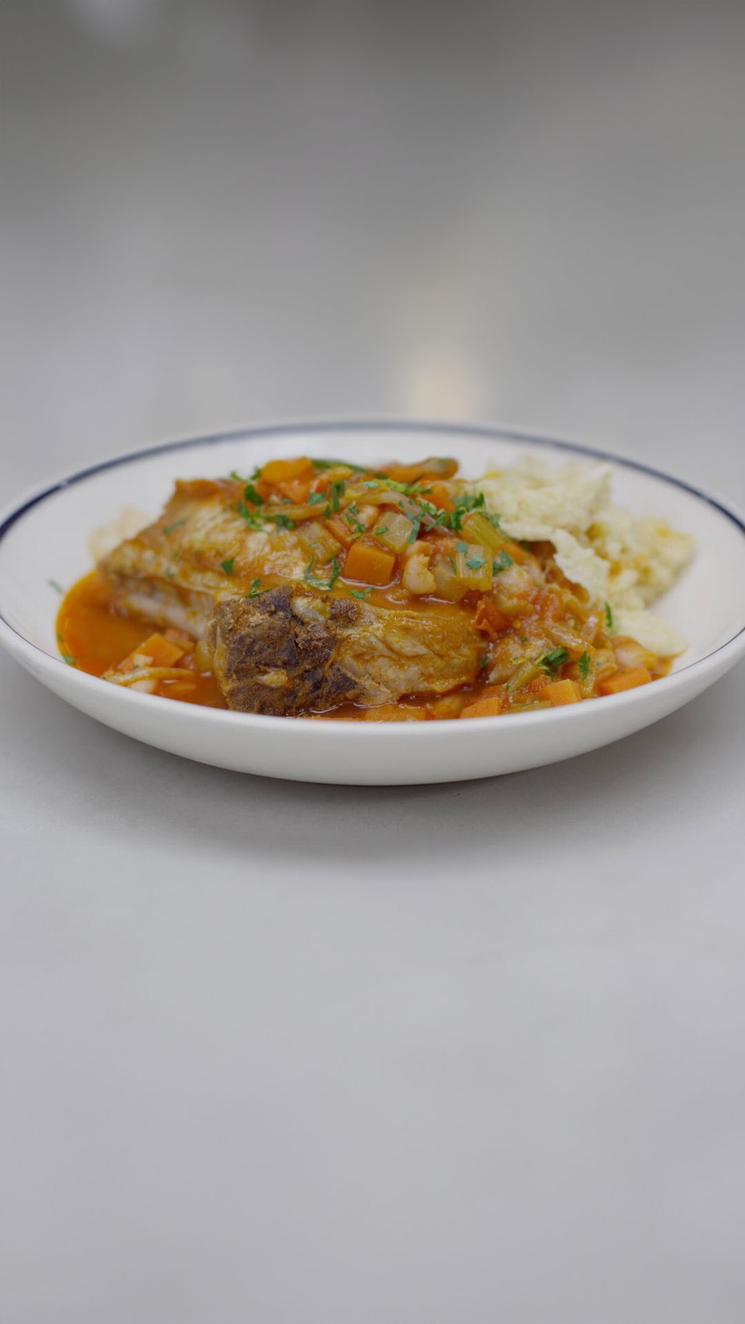Varkenskoteletten met witte bonen in tomatensaus