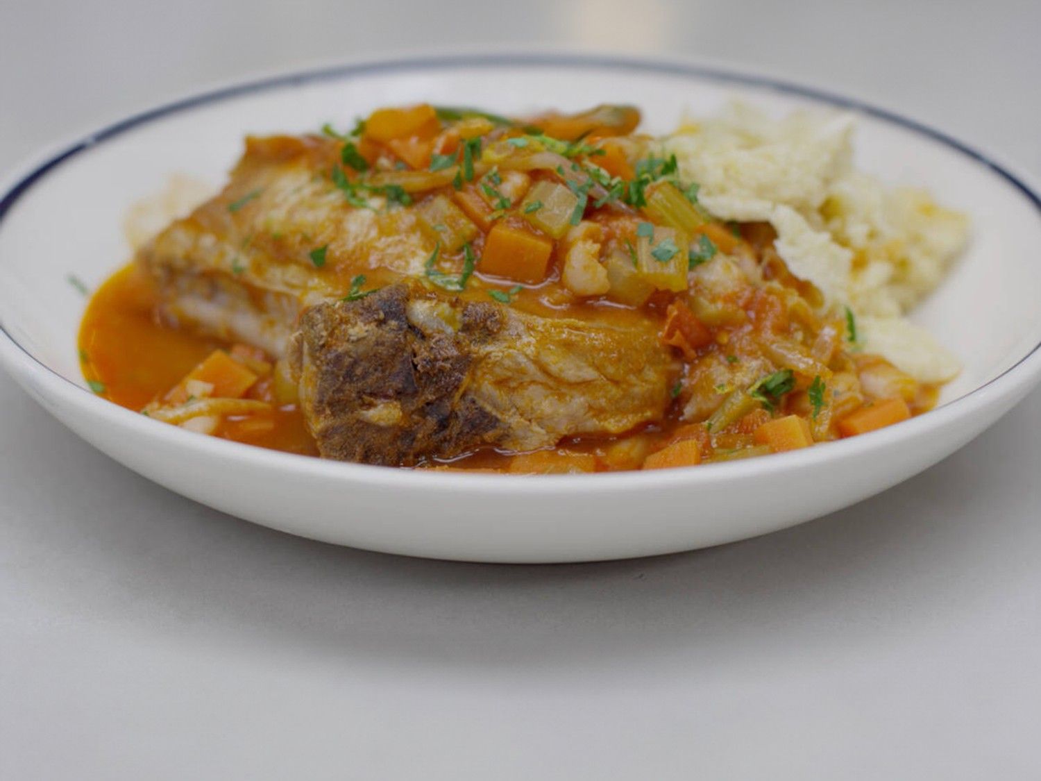 Varkenskoteletten met witte bonen in tomatensaus