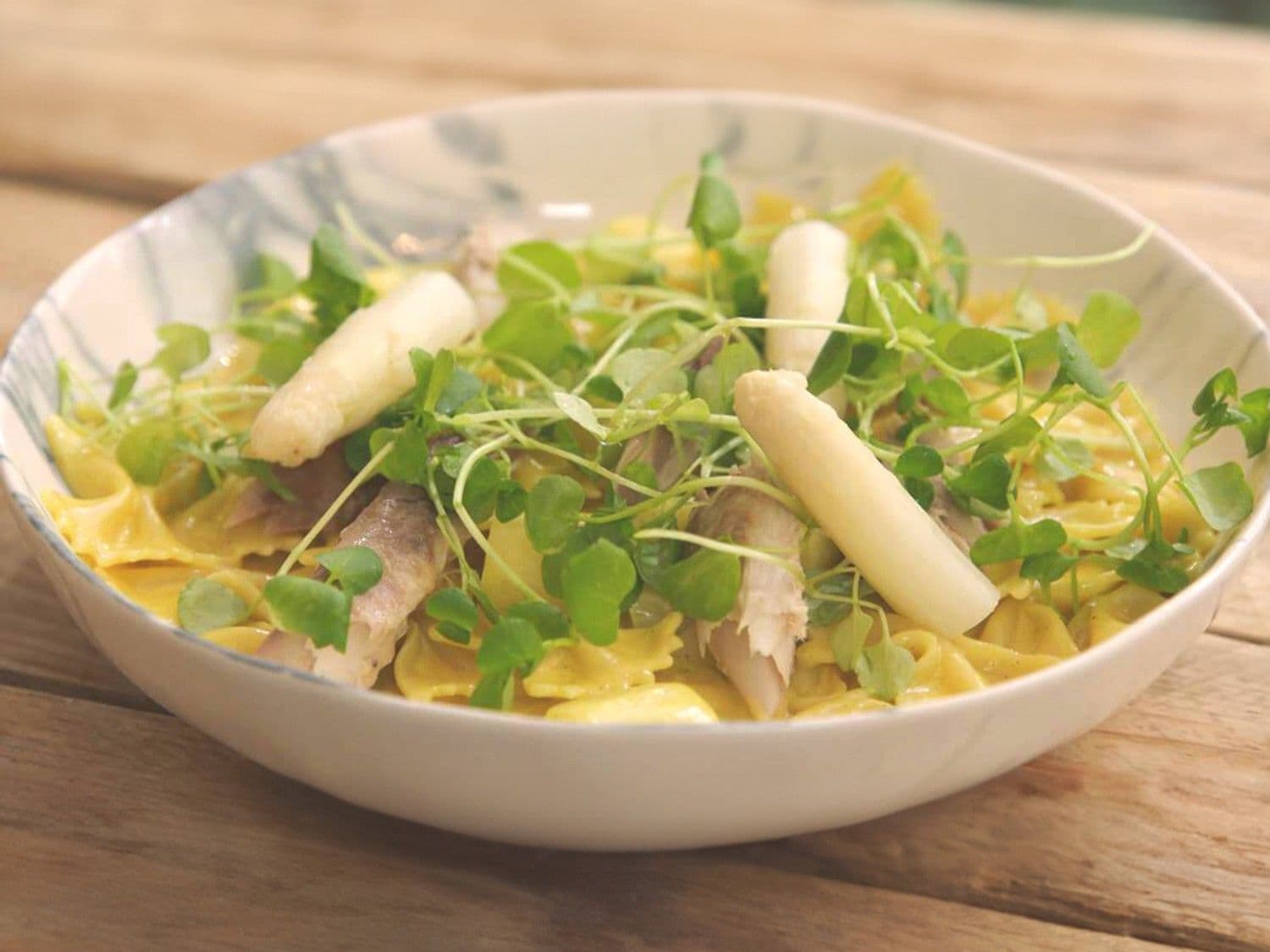 Pastasalade met makreel en asperges