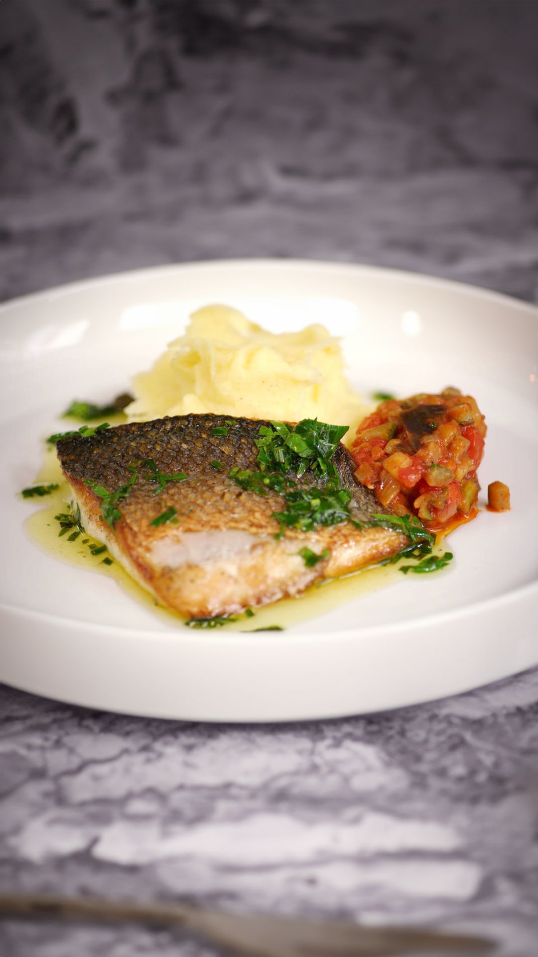 Zeebaars met sauce vierge, puree en ratatouille