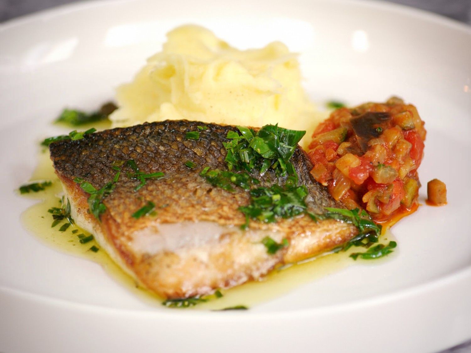 Zeebaars met sauce vierge, puree en ratatouille