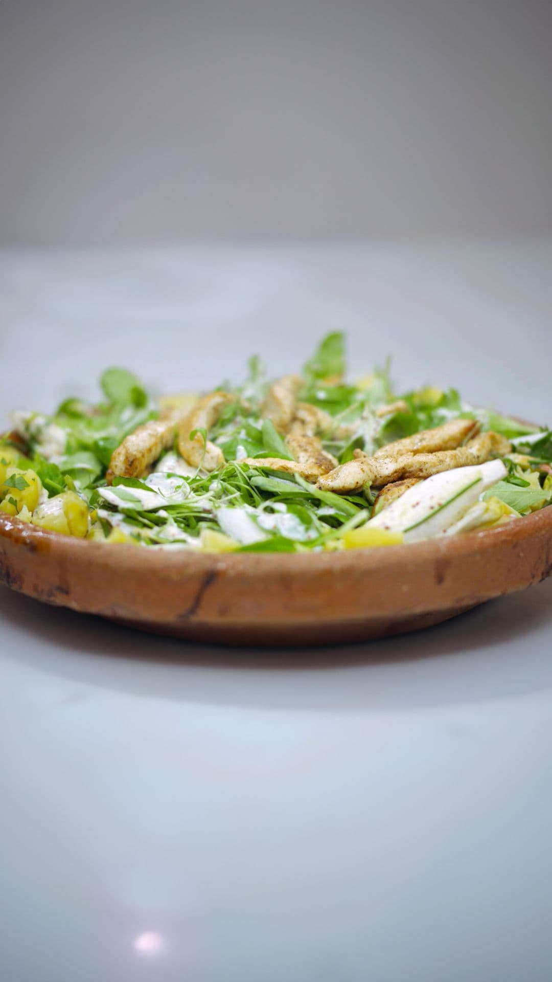 Witloofsalade met gebakken kip en yoghurtvinaigrette