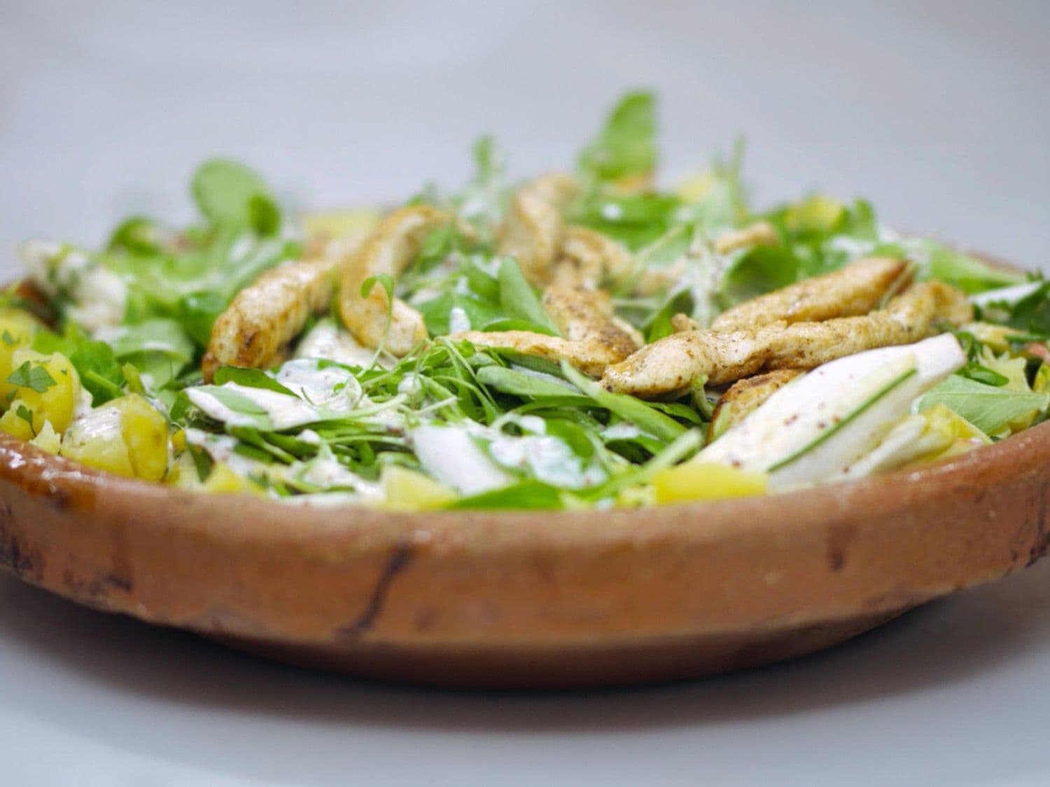 Witloofsalade met gebakken kip en yoghurtvinaigrette