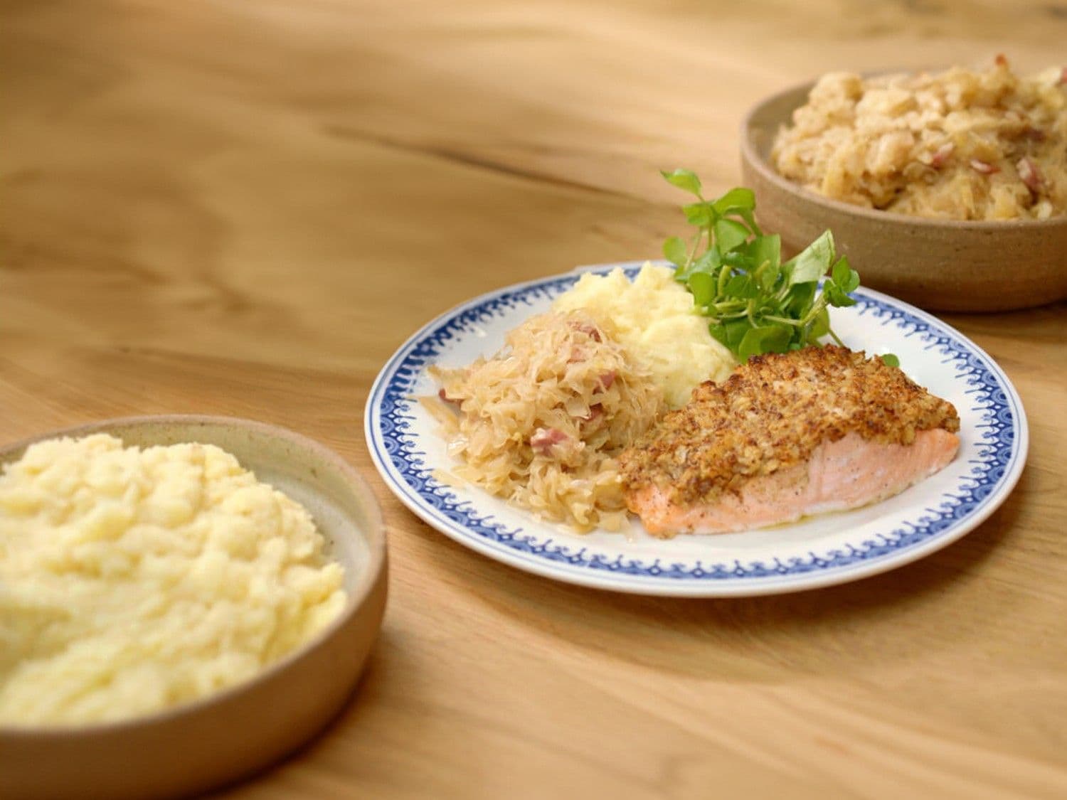Zalm met mosterdkorst, zuurkool en puree