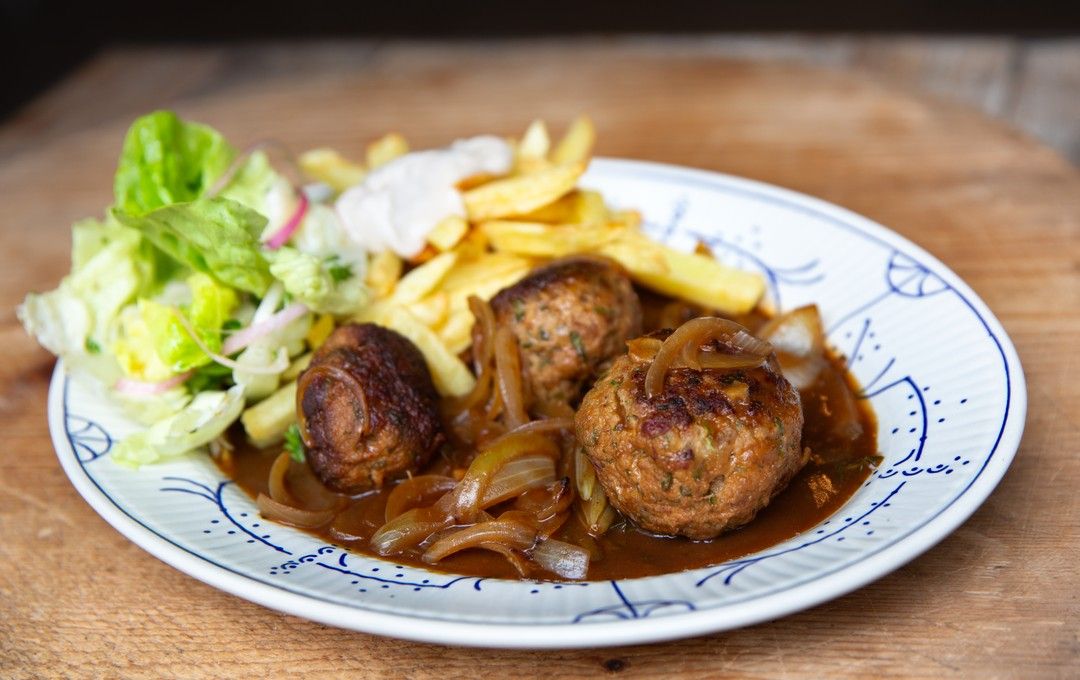 Gehaktballen in uiensaus met frietjes