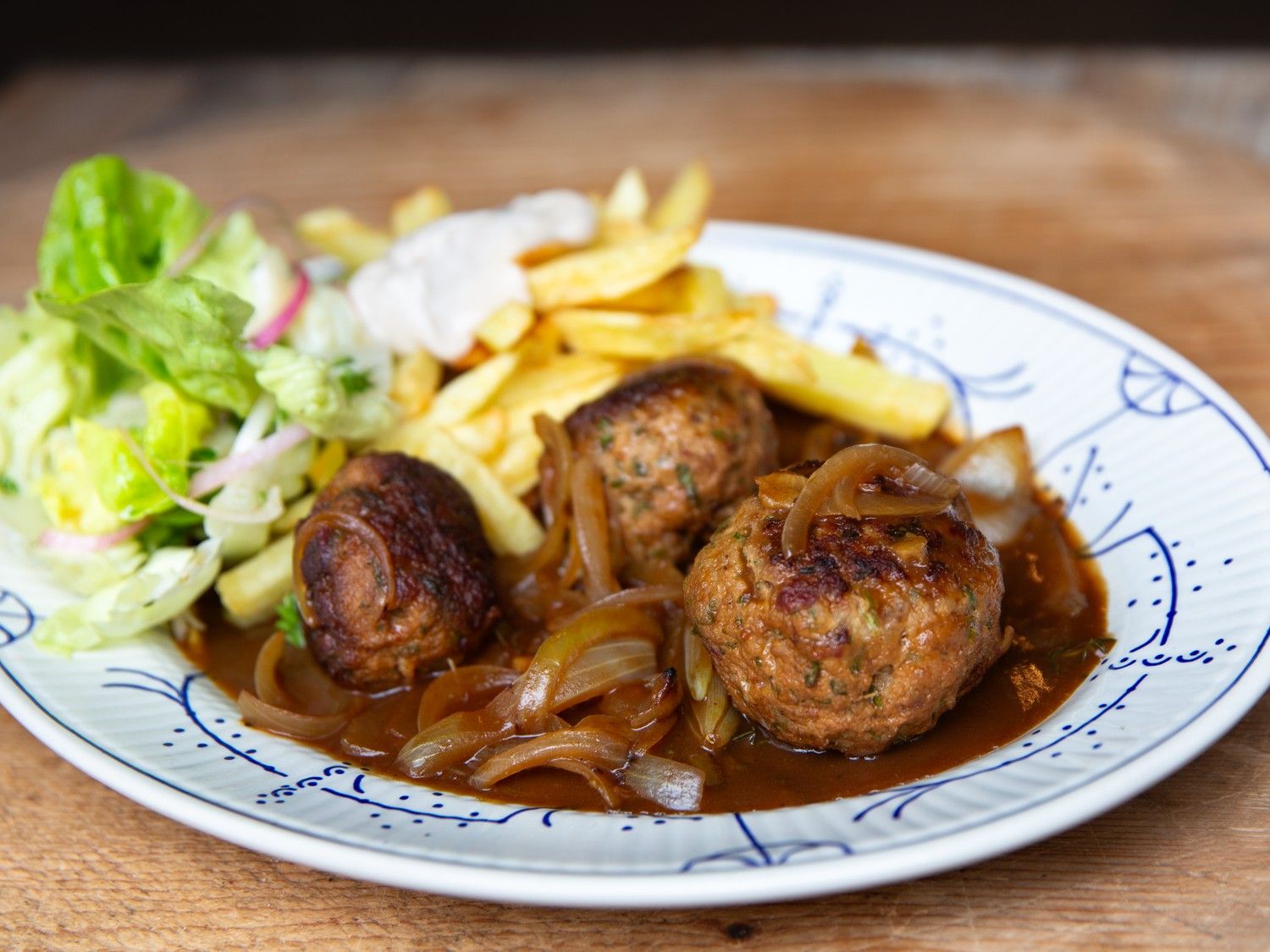 Gehaktballen in uiensaus met frietjes