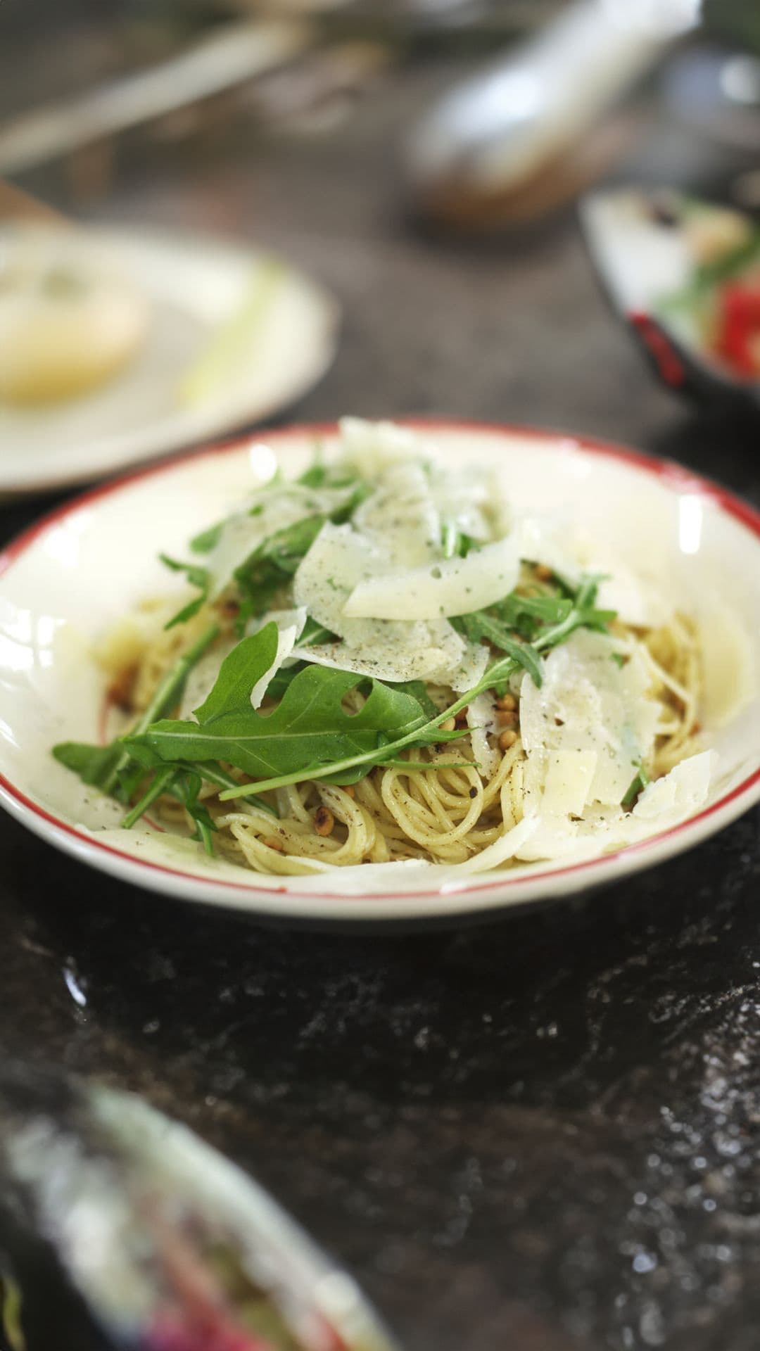 Spaghetti met truffelpasta, rucola en pecorino