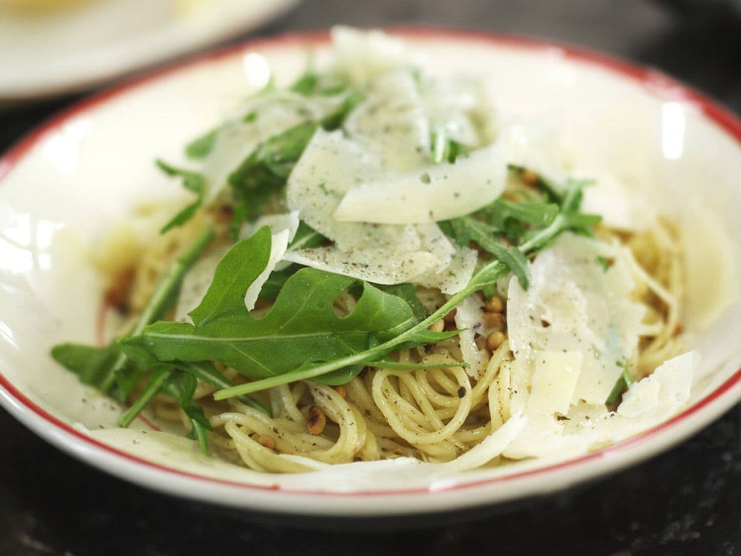 Spaghetti met truffelpasta, rucola en pecorino