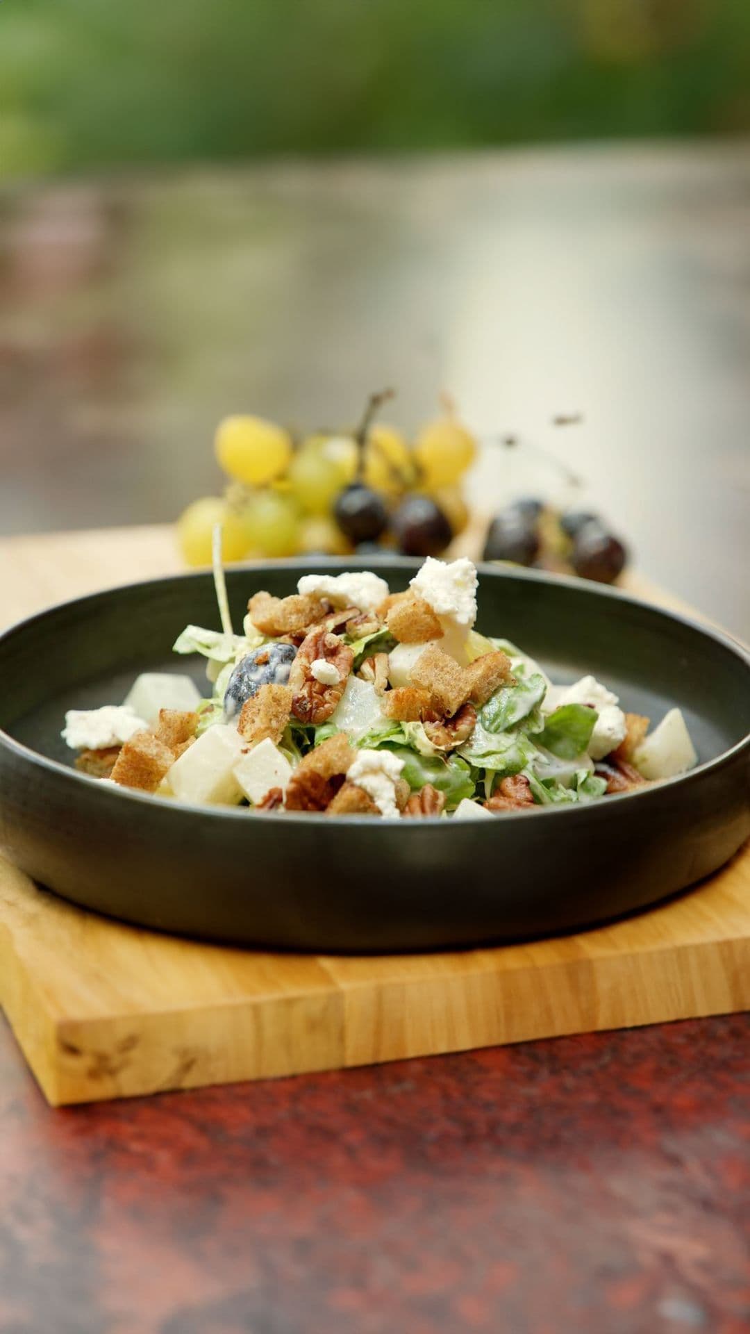 Salade met koolrabi en druiven en vinaigrette van geitenkaas