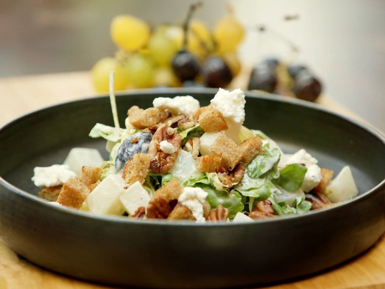 Salade met koolrabi en druiven en vinaigrette van geitenkaas