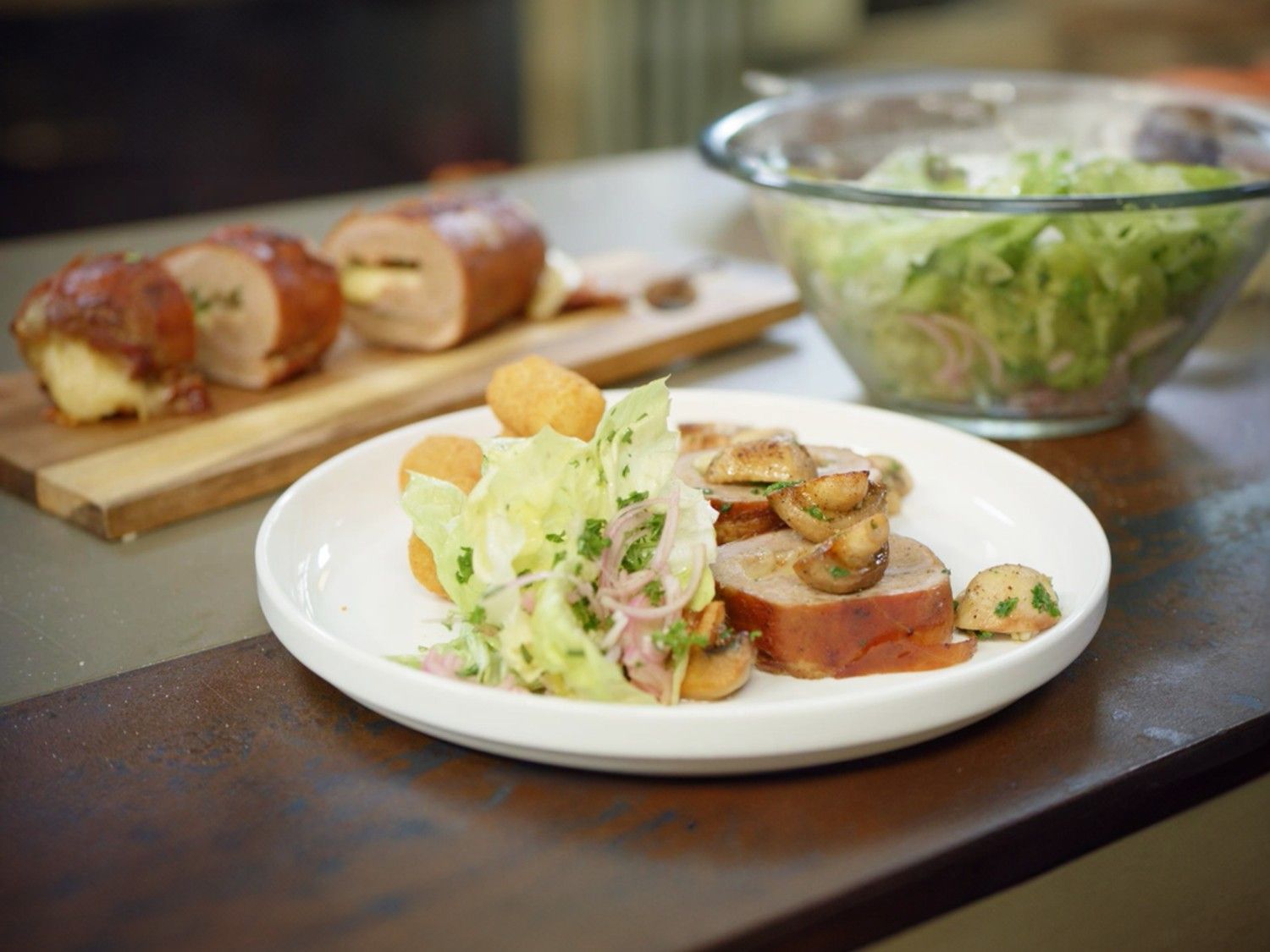Kalfsrollade orloff met gebakken champignons en kroketten