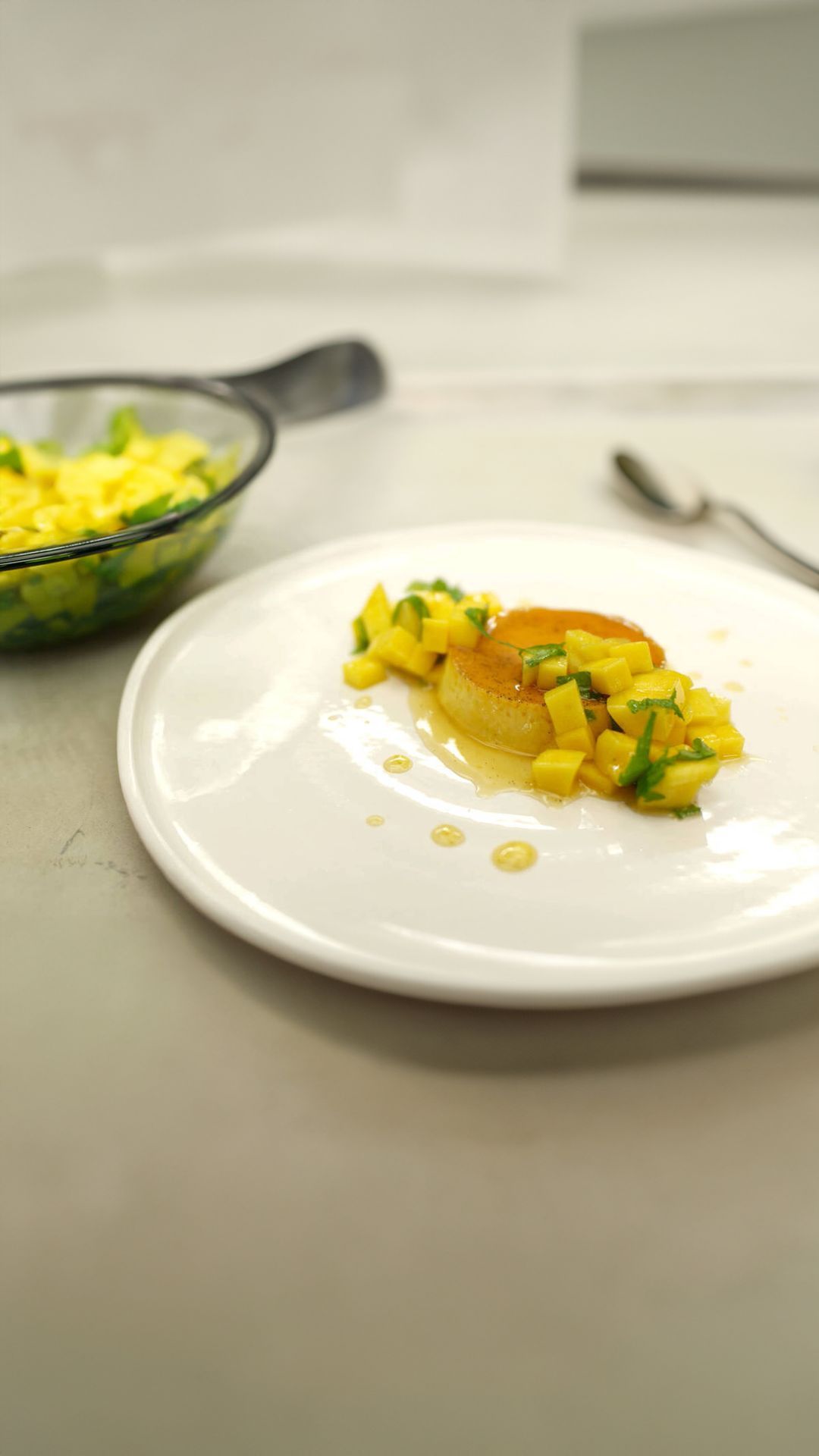 Flan-karamel met kokos, limoen en mango