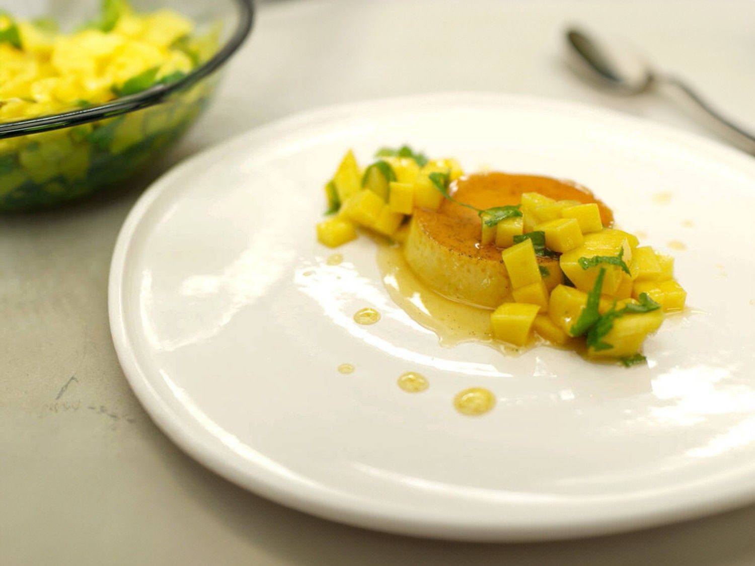 Flan-karamel met kokos, limoen en mango
