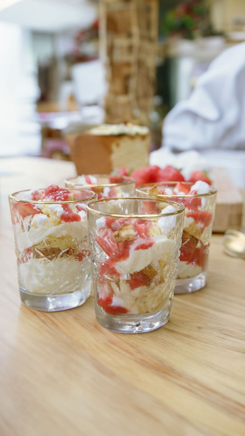 Trifle met aardbei, advocaatmousse, cake en meringue