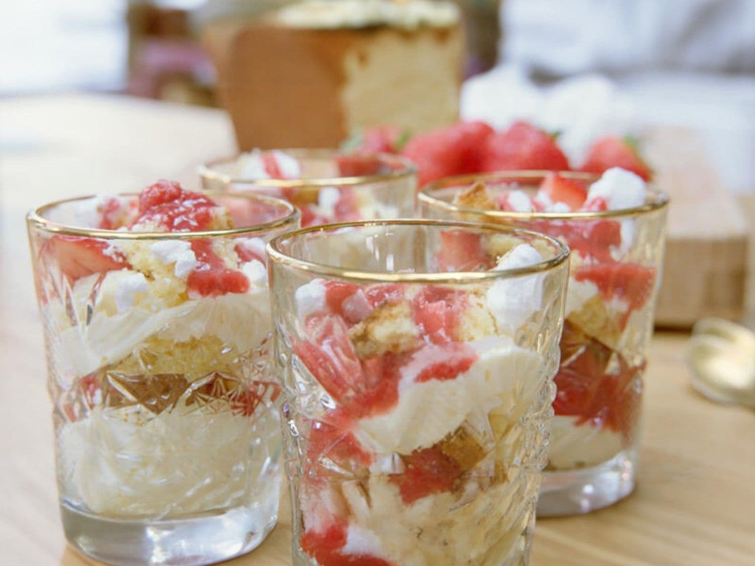Trifle met aardbei, advocaatmousse, cake en meringue