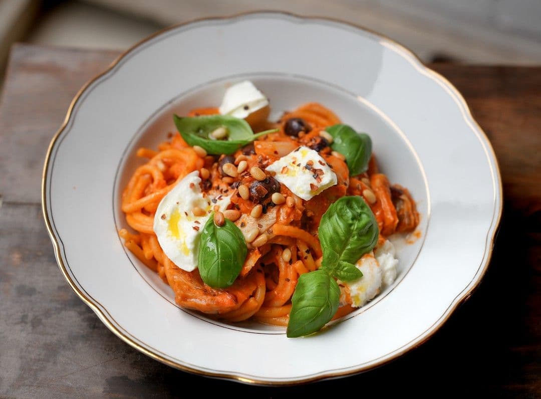 Bucatini met tomaat, basilicum en mozzarella