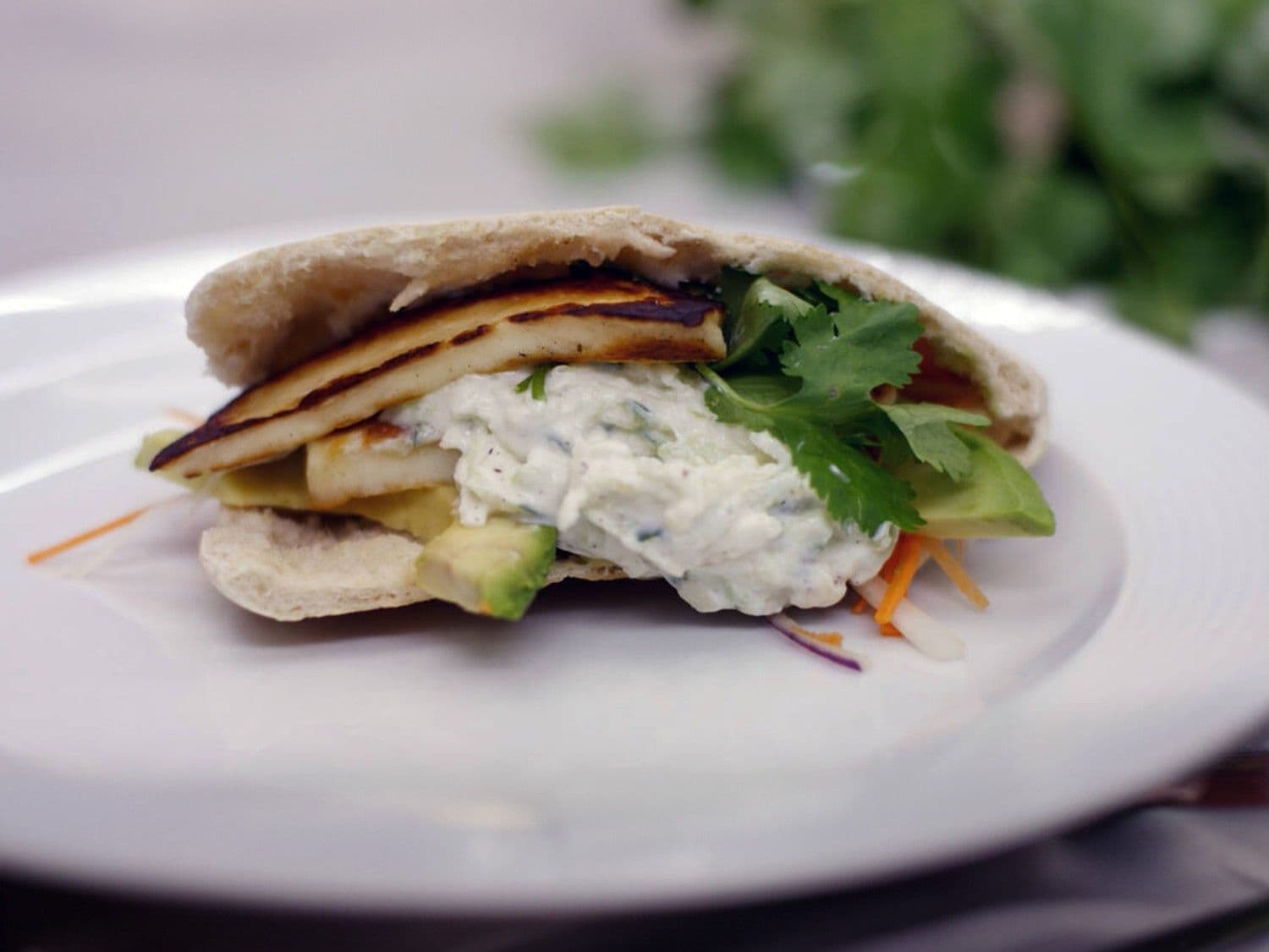 Pitabroodje met halloumi, tzatziki en avocado