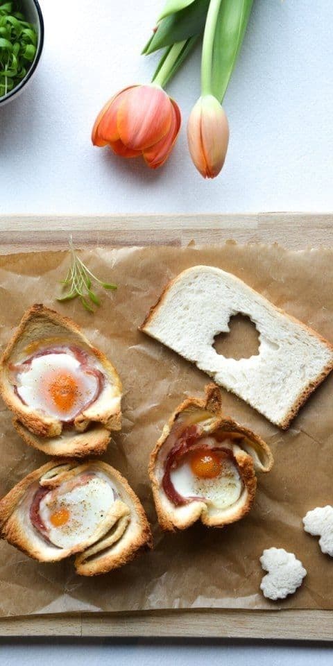 Ontbijtmuffin met brood en ei