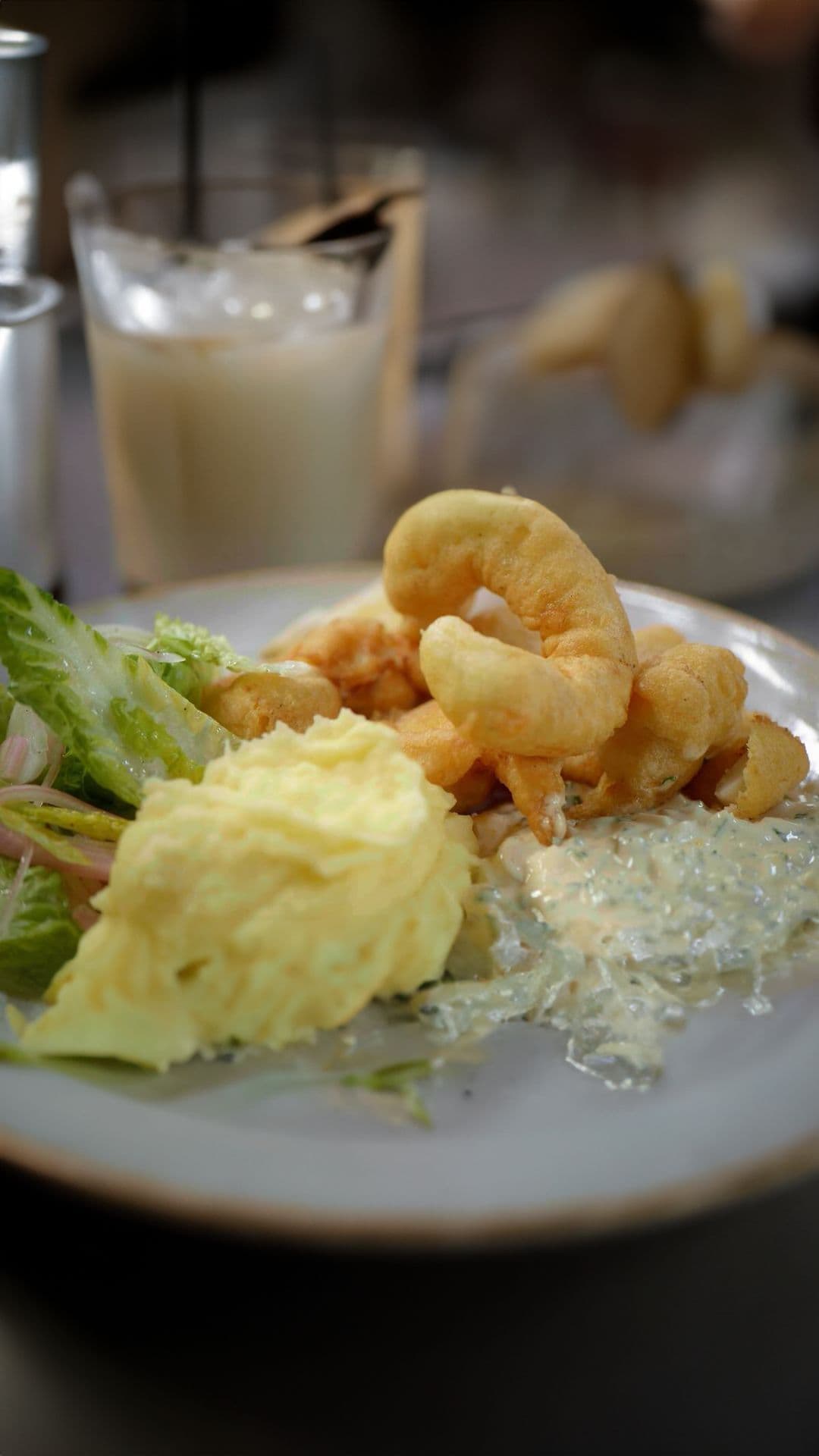 Kibbeling, puree met kropslaharten en gribiche