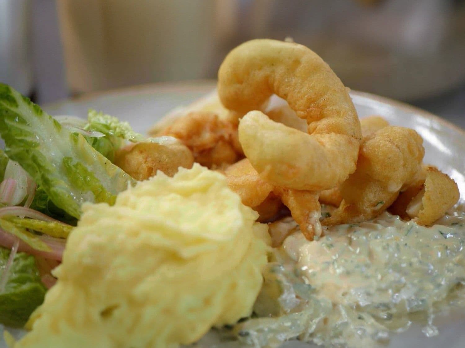 Kibbeling, puree met kropslaharten en gribiche