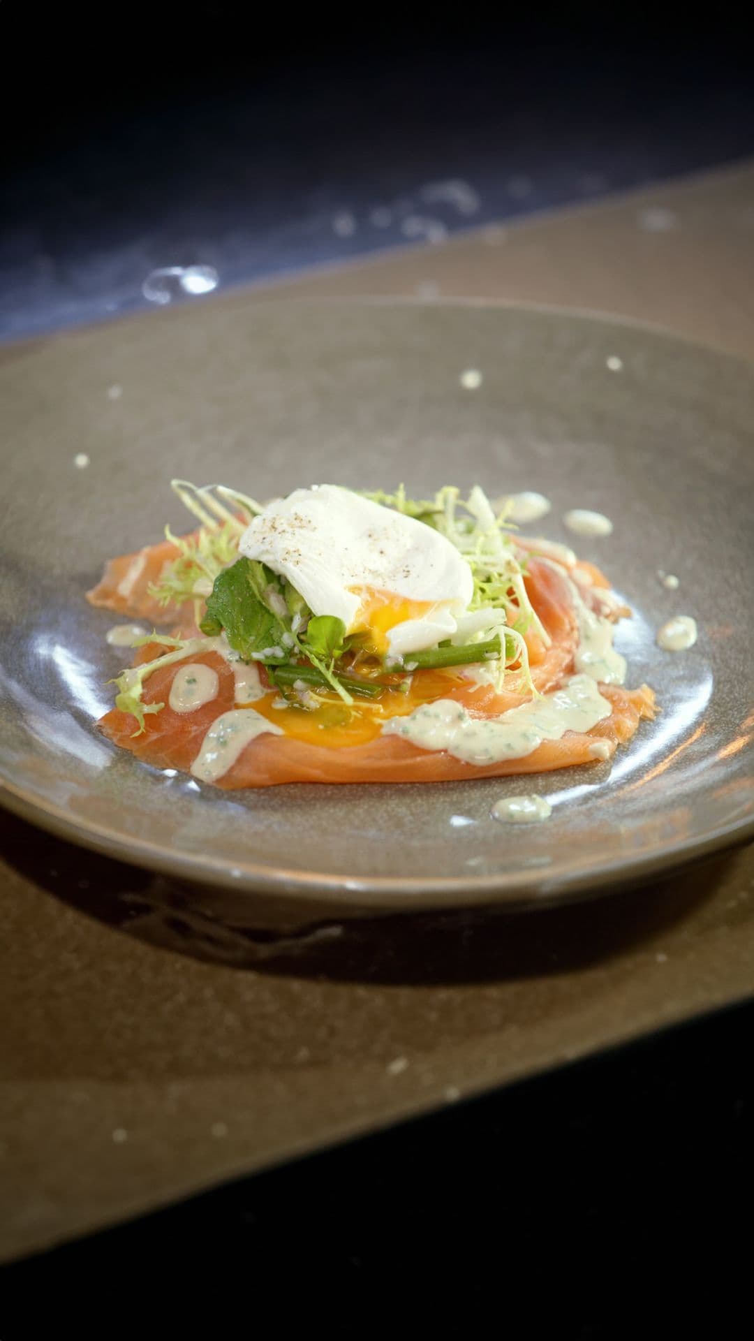 Salade met gerookte zalm en dressing van blauwe kaas