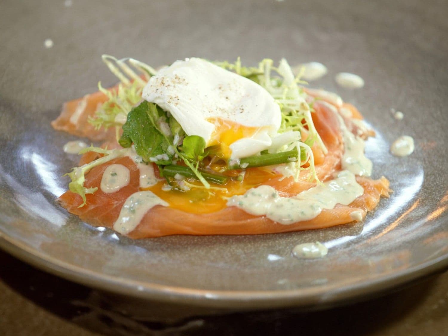 Salade met gerookte zalm en dressing van blauwe kaas