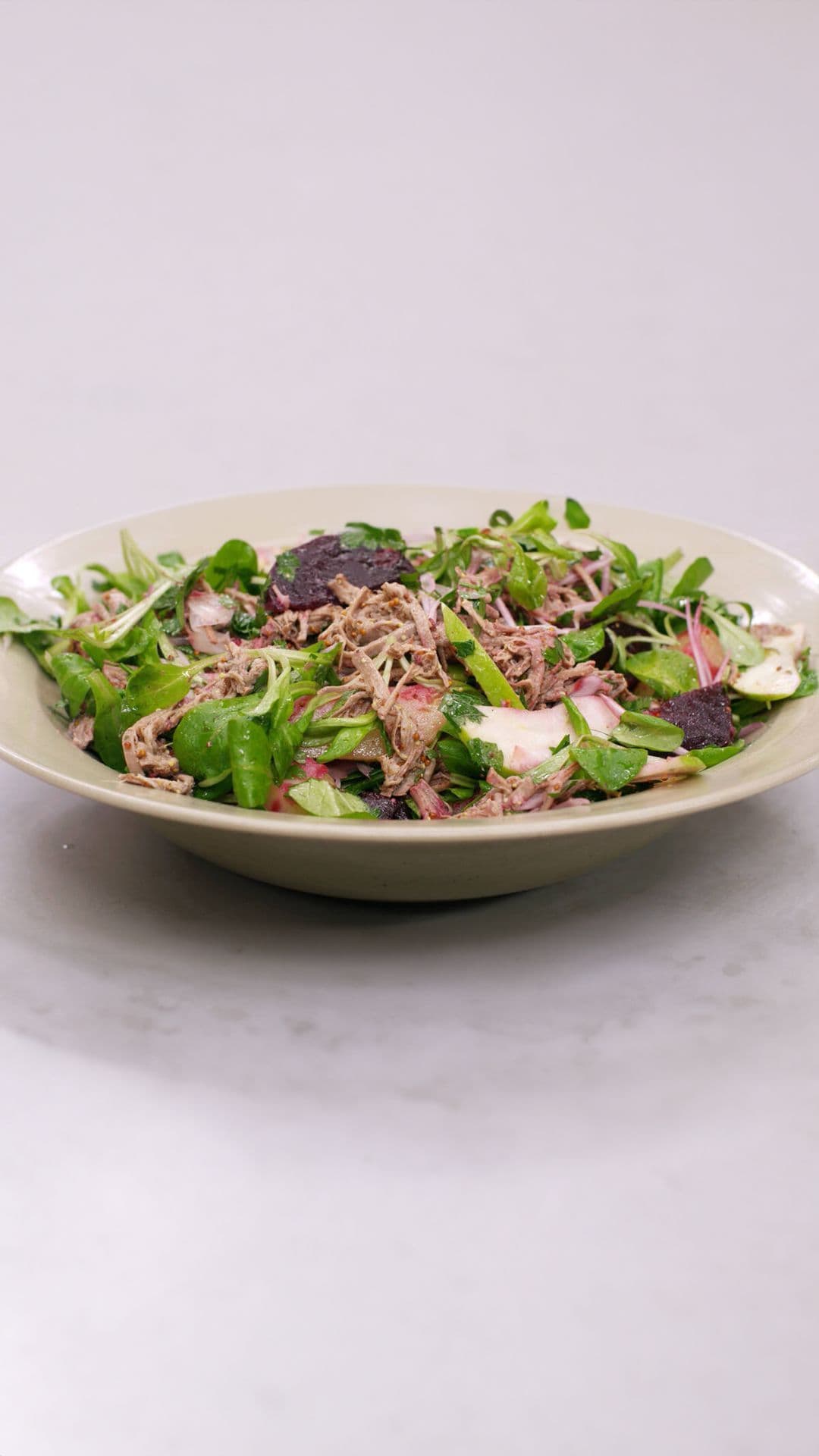 Koude salade van soepvlees, rode biet en aardappelen