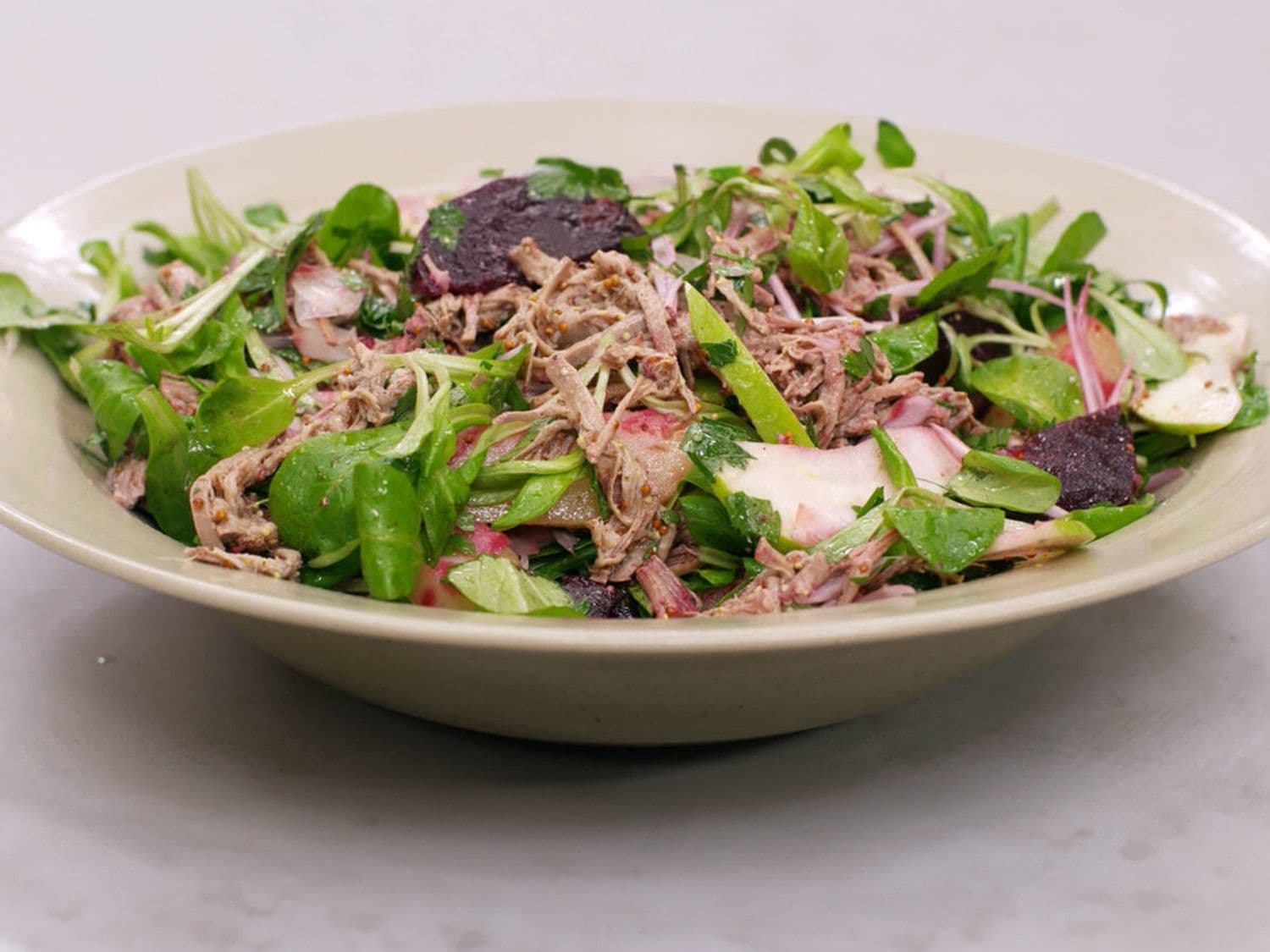 Koude salade van soepvlees, rode biet en aardappelen