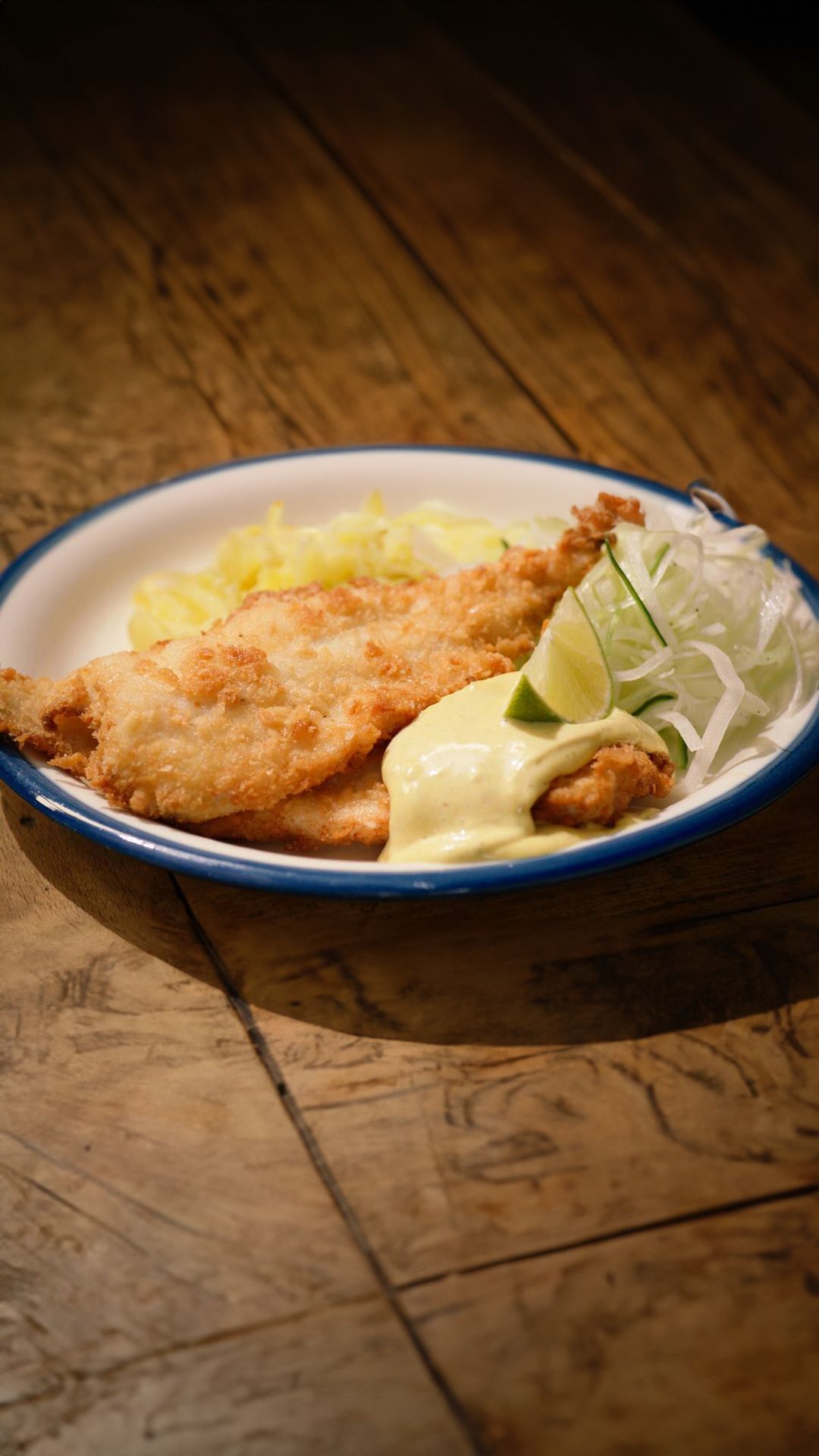 Gepaneerde pladijs met limoenmayonaise en rammenassalade