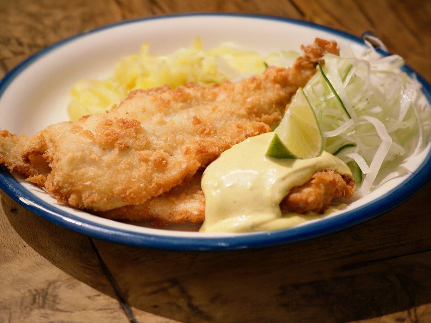 Gepaneerde pladijs met limoenmayonaise en rammenassalade