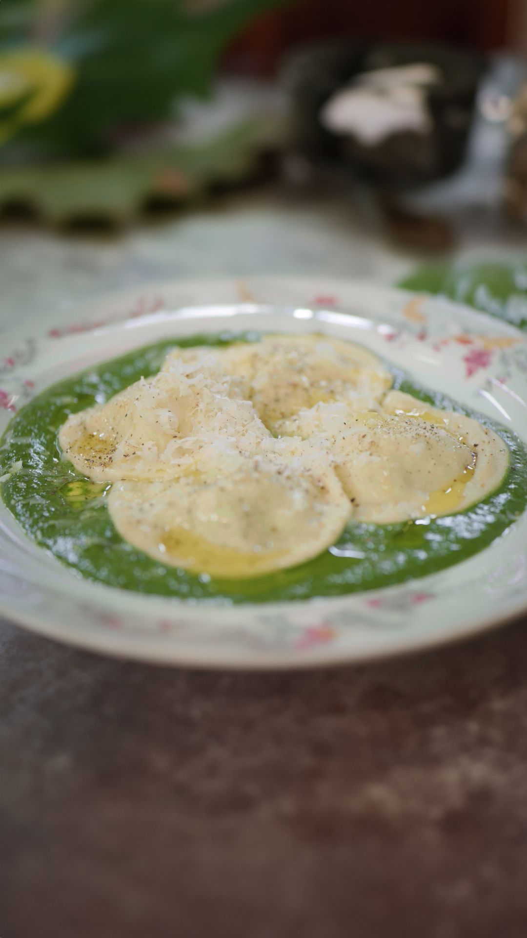 Ravioli met olijven, cottage cheese, gremolata en spinaziecrème