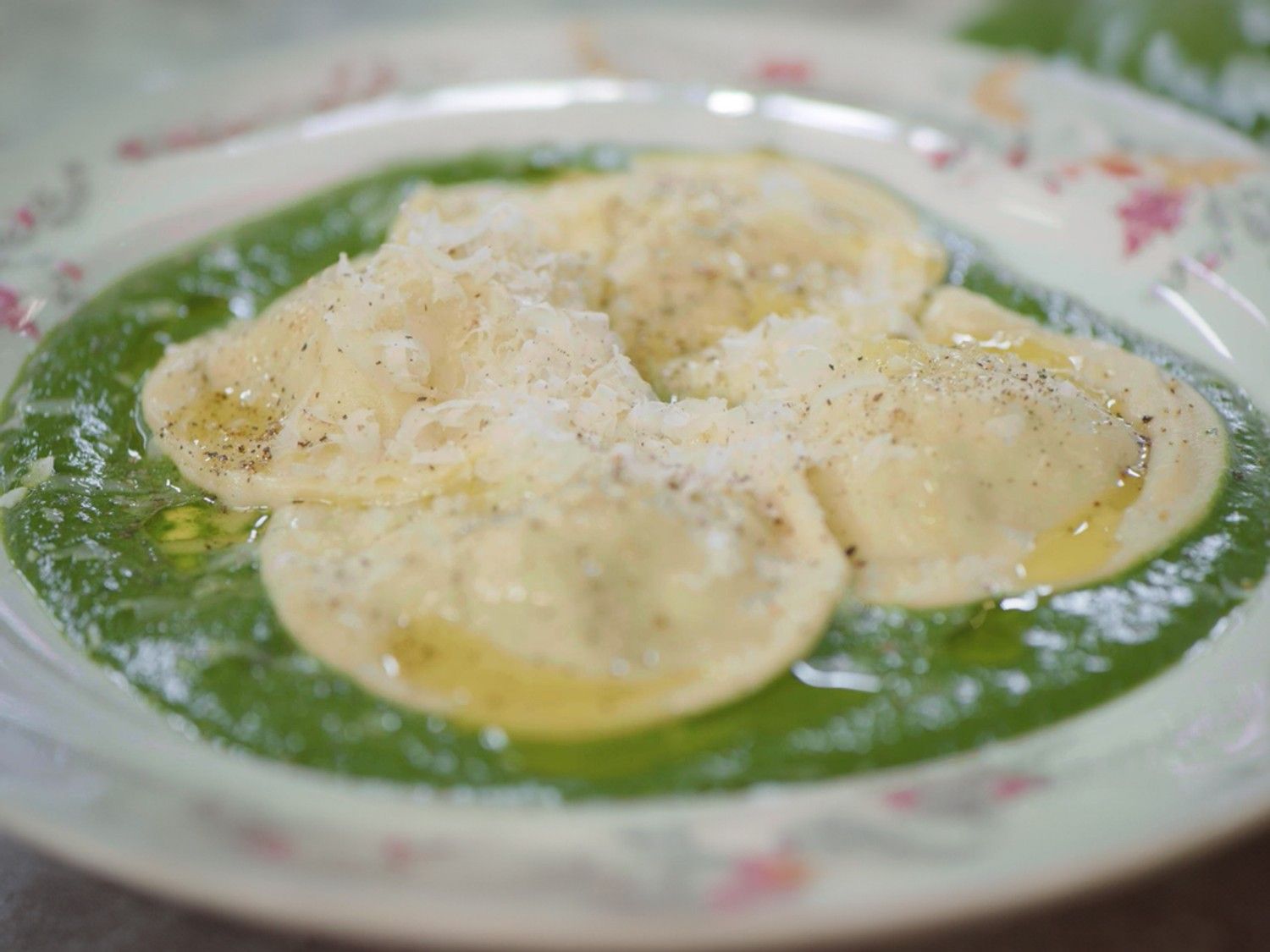 Ravioli met olijven, cottage cheese, gremolata en spinaziecrème