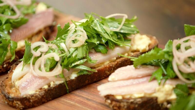 Zuurdesemtoast met salade in ‘t groen en gerookte paling