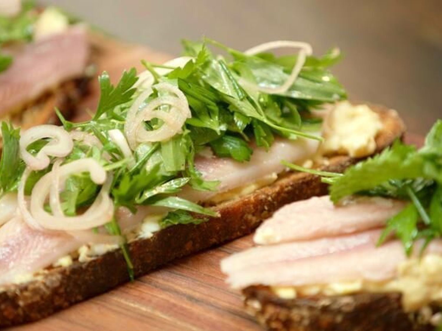 Zuurdesemtoast met salade in ‘t groen en gerookte paling