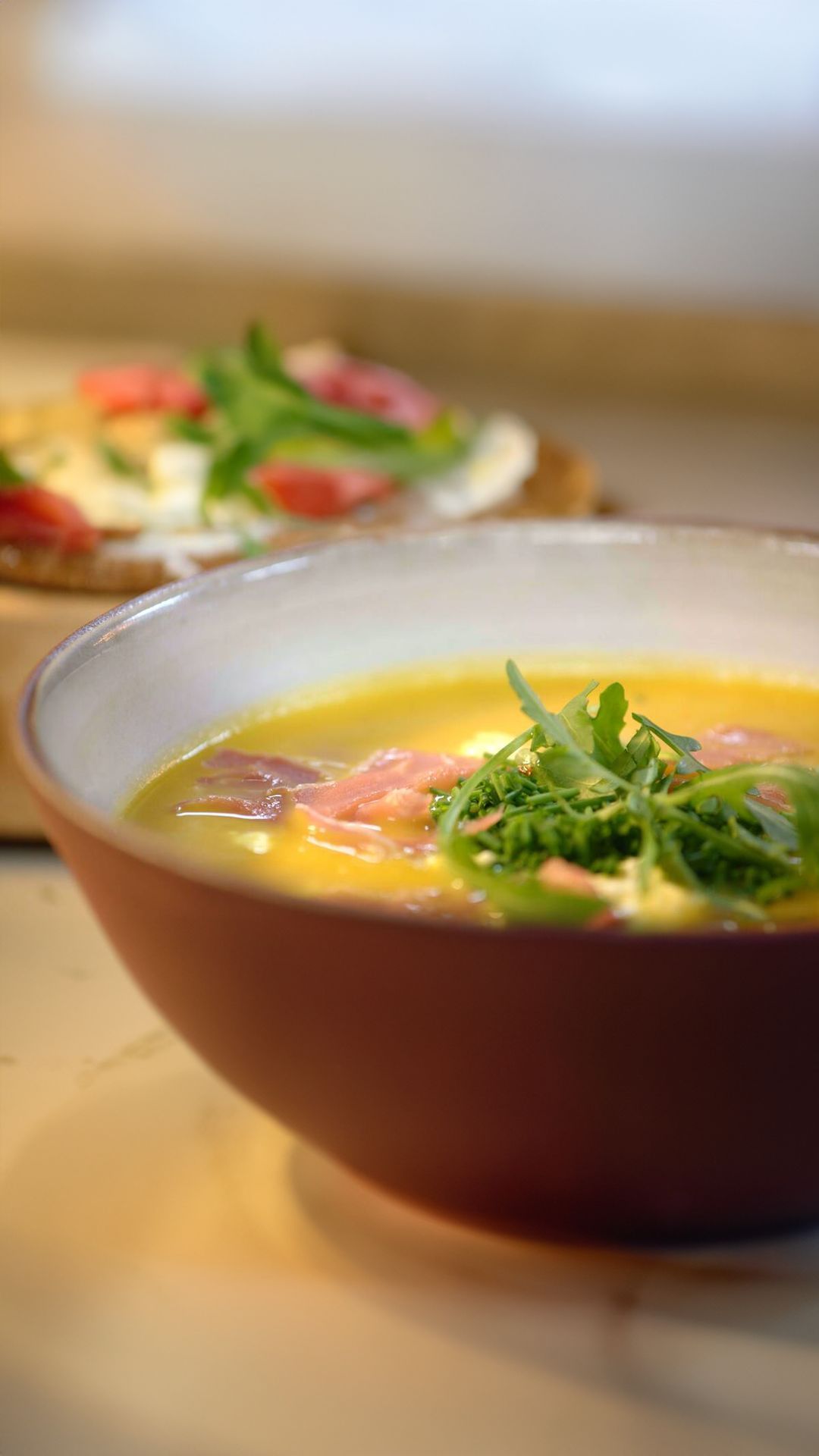 Pompoensoep met geitenkaas en ham