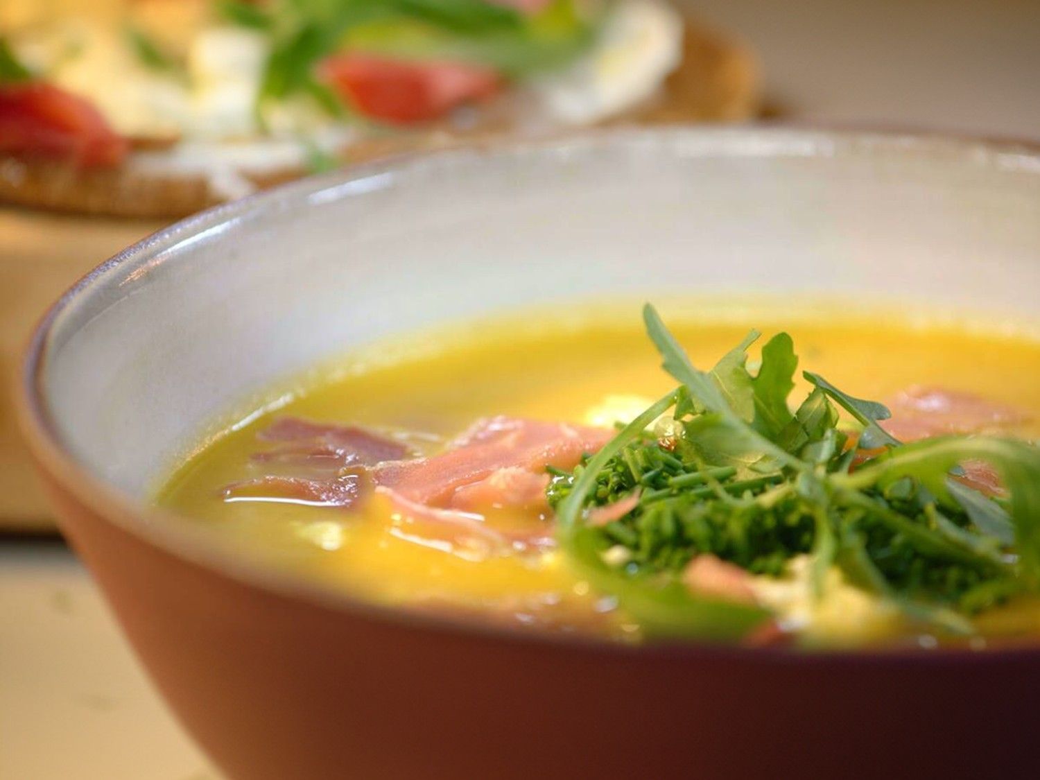 Pompoensoep met geitenkaas en ham