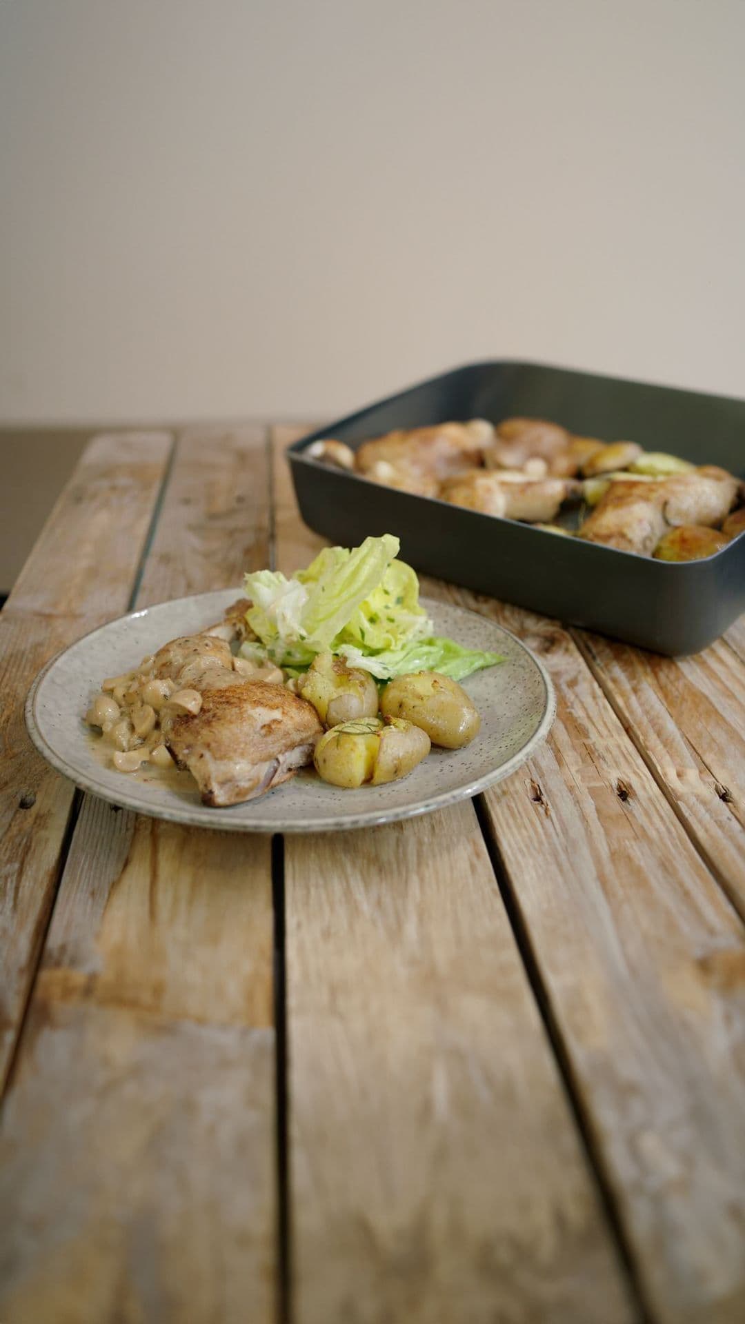 Kippenbouten met krokante aardappel en champignonroom