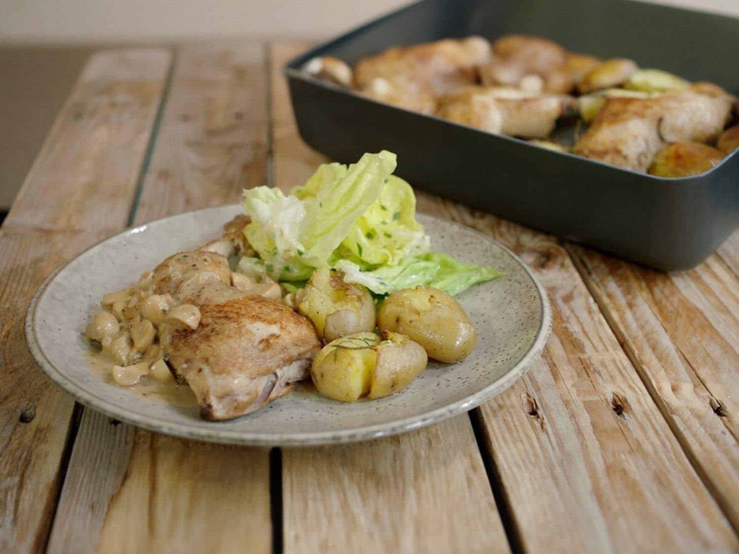 Kippenbouten met krokante aardappel en champignonroom