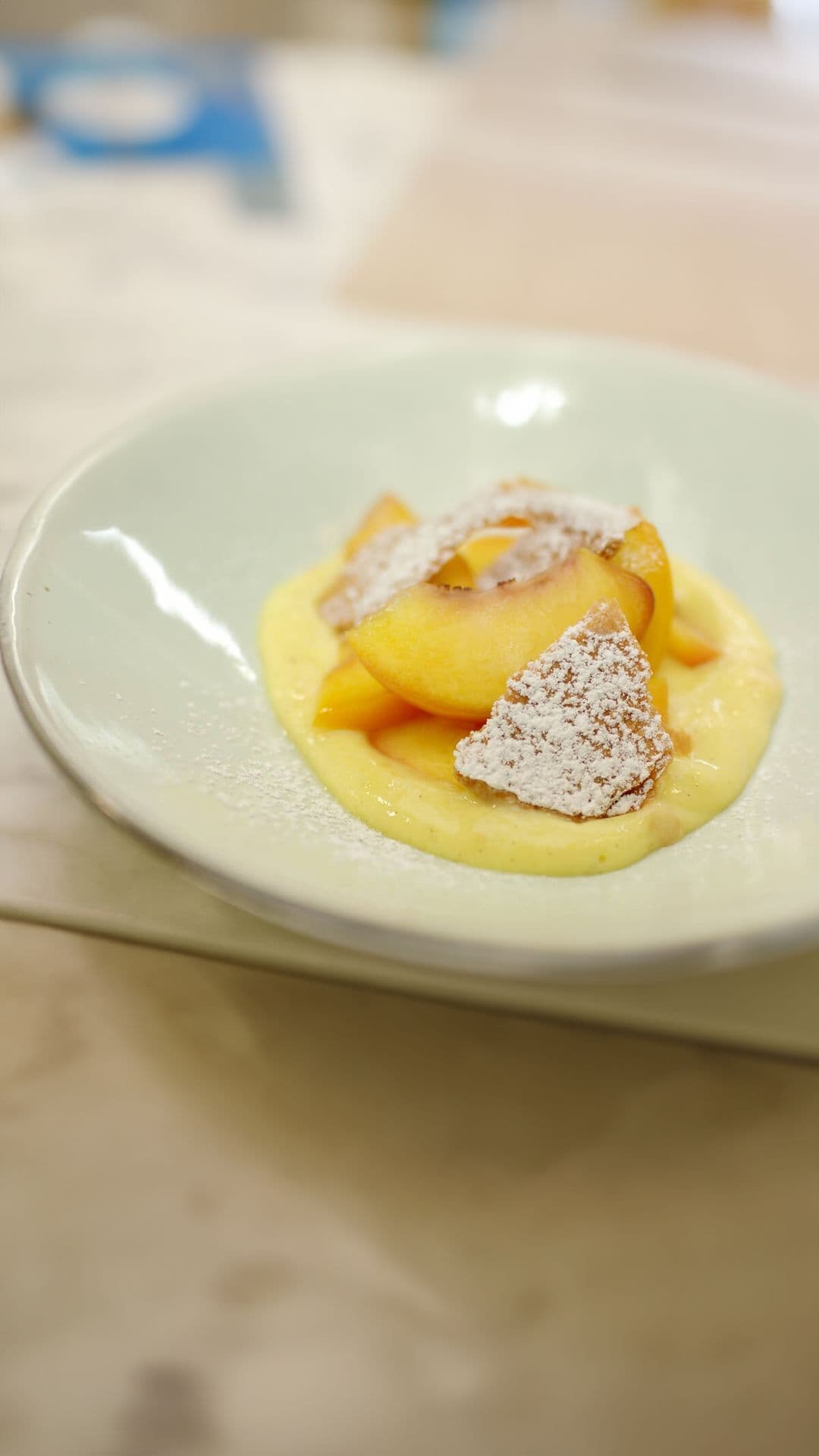 Karnemelkpudding met perzik en bladerdeeg