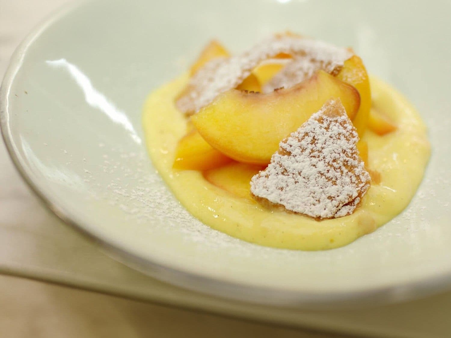 Karnemelkpudding met perzik en bladerdeeg