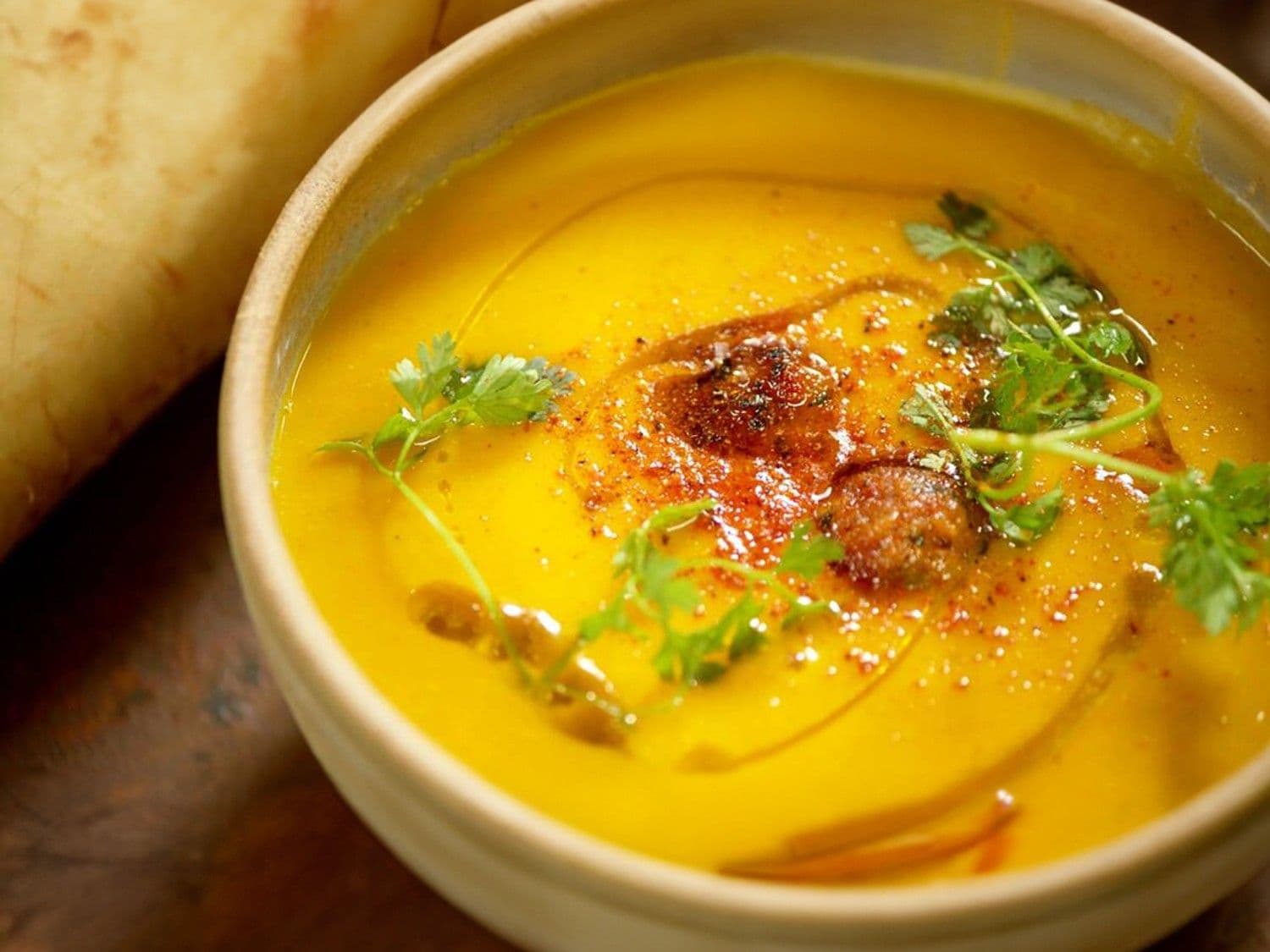 Pastinaak-pompoensoep met chorizoballetjes