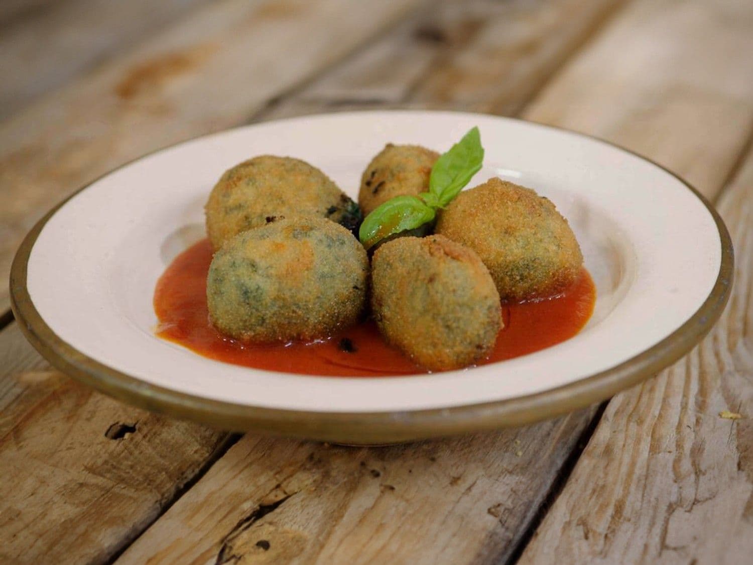 Spinaziekroket met tomatensaus