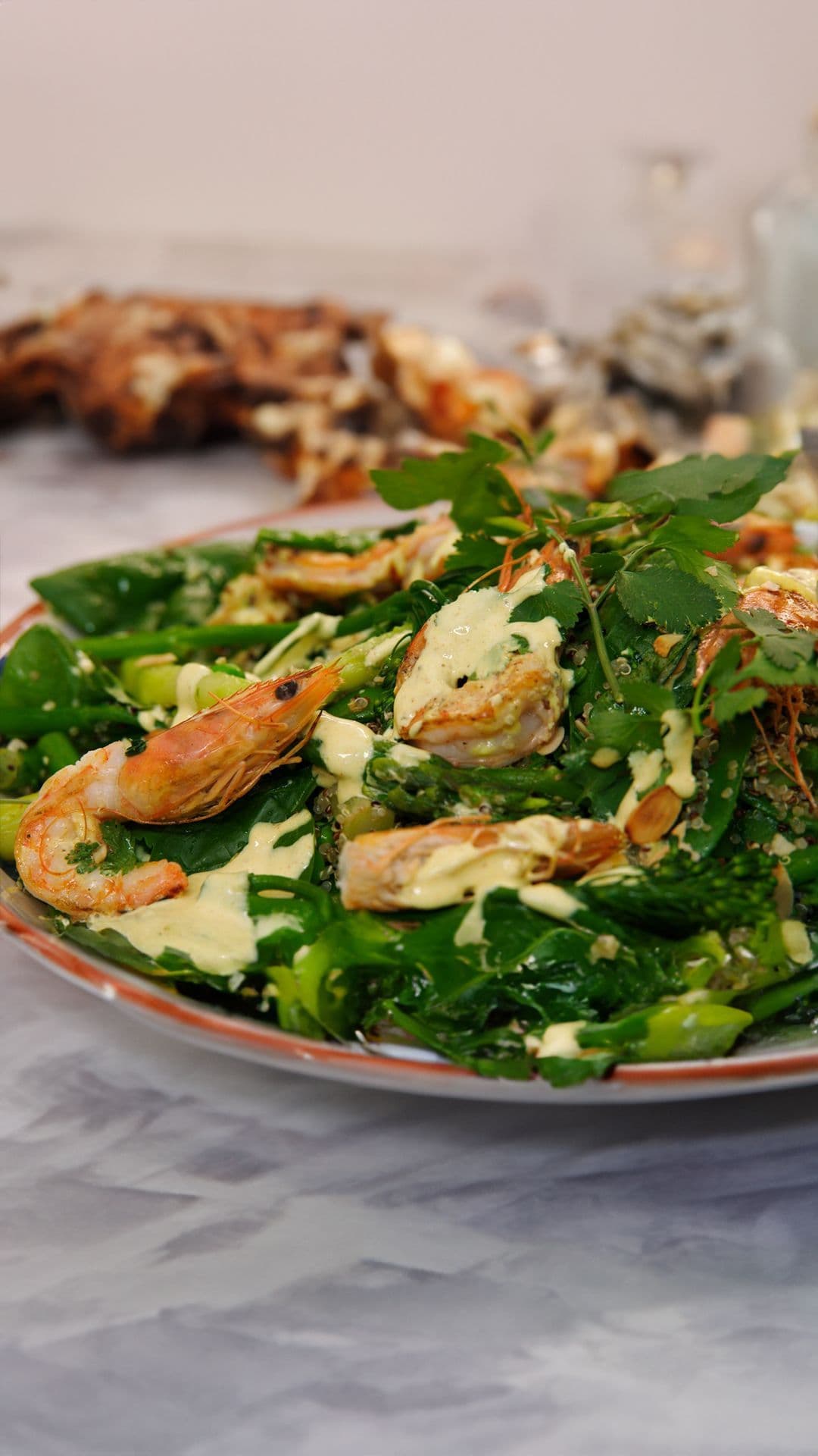 Quinoa met groene groenten, gamba’s en curryaïoli