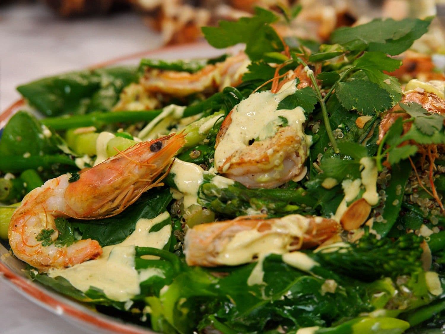 Quinoa met groene groenten, gamba’s en curryaïoli