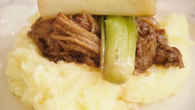 Soepvlees met gebraiseerde prei en puree