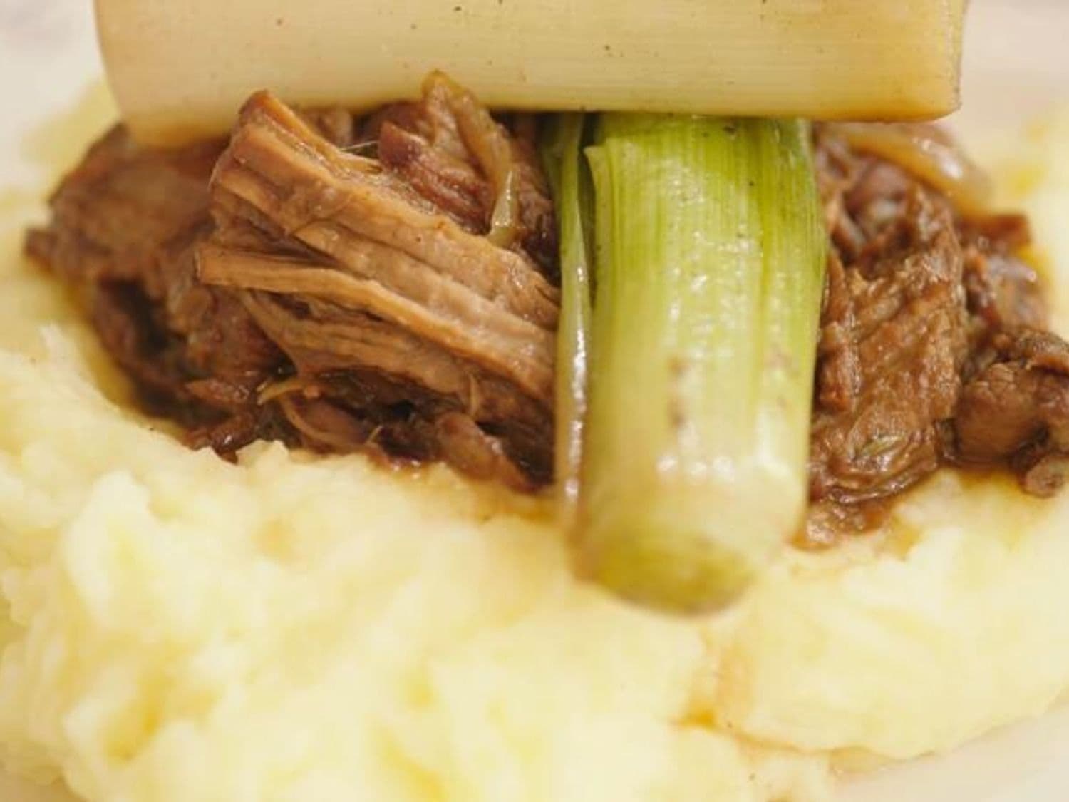 Soepvlees met gebraiseerde prei en puree