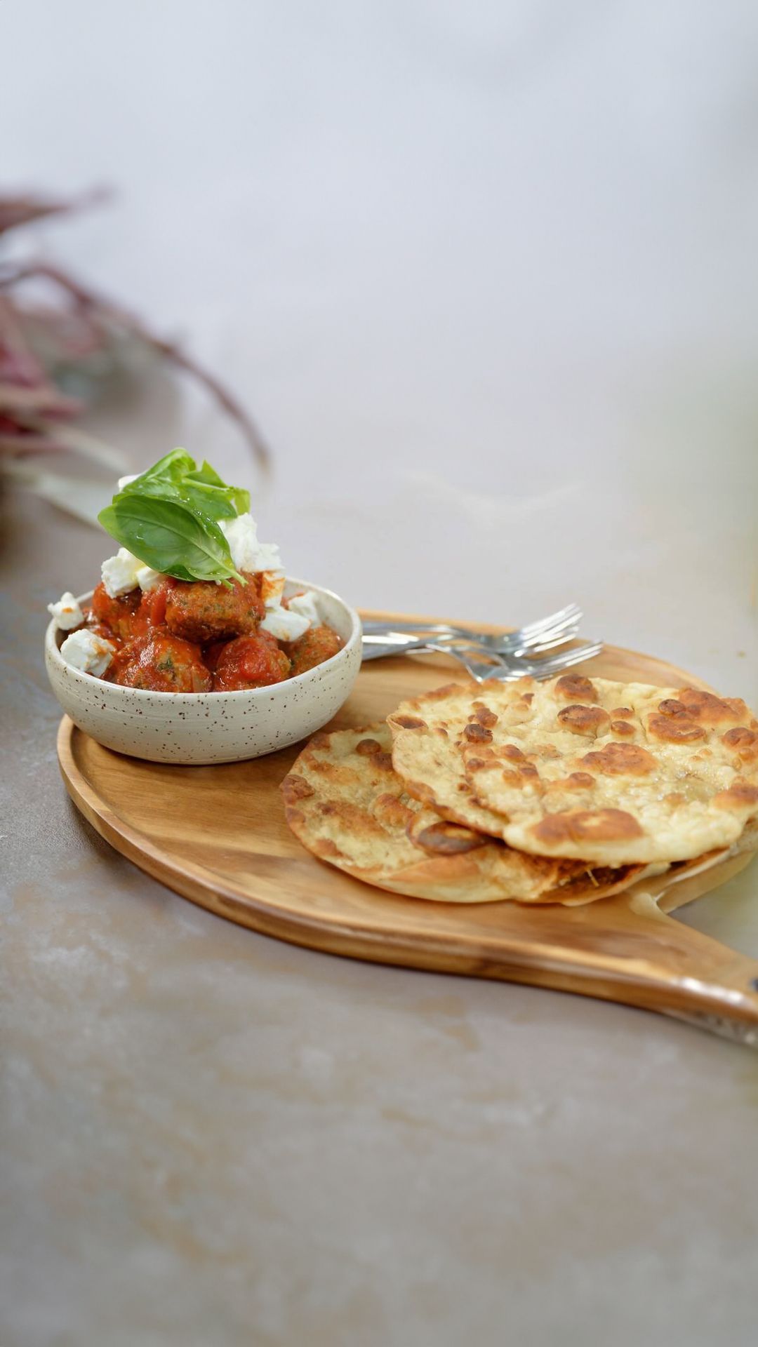 Polpette met tomatensaus en flatbread