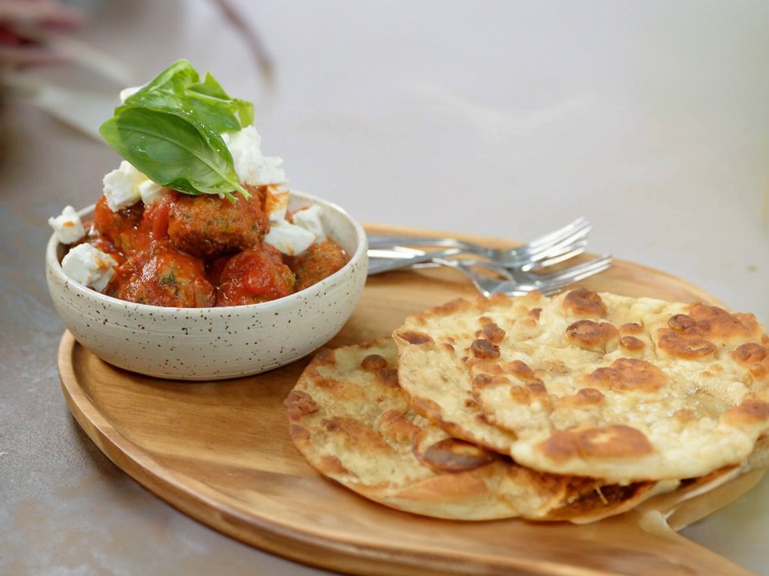 Polpette met tomatensaus en flatbread