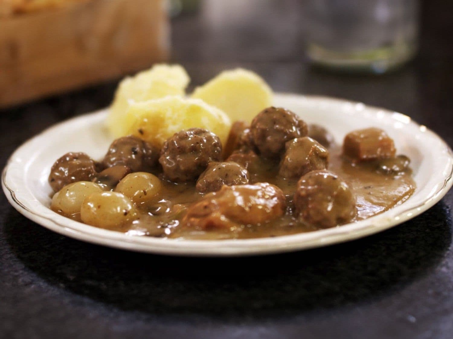 Kalfsfricassee met champignons en zilveruitjes